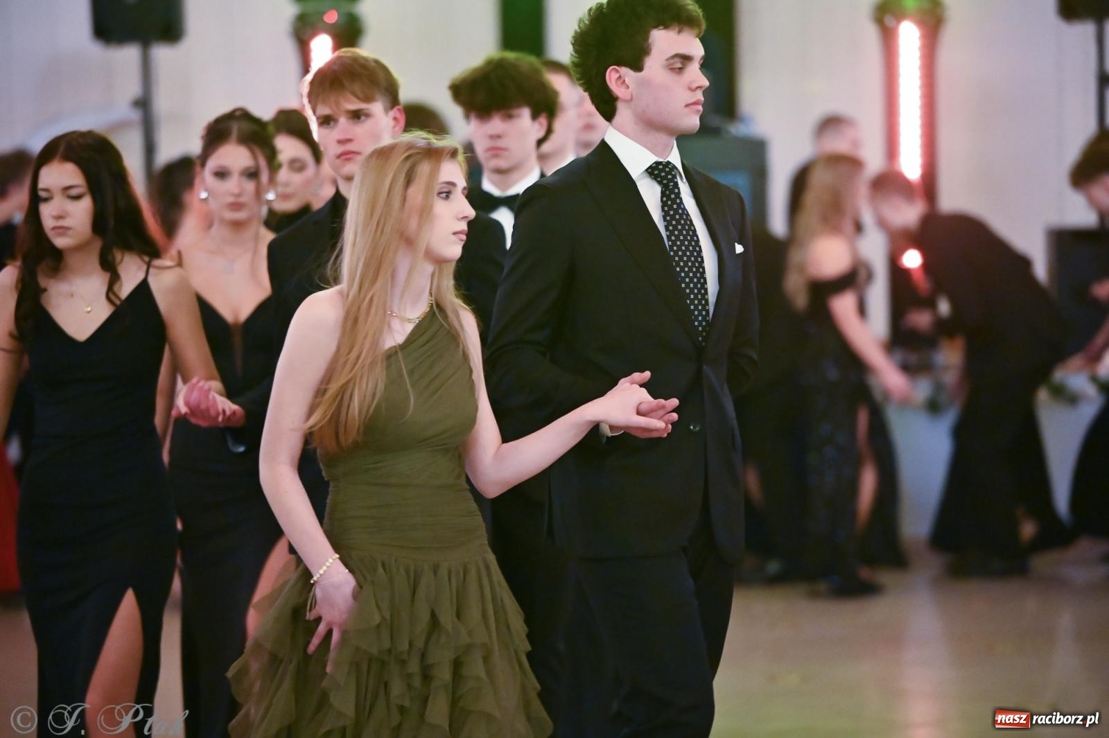 Zdjęcie w galerii na portalu naszraciborz.pl: Razem młodzi przyjaciele! Studniówka II LO z Raciborza [FOTO i WIDEO] wiadomości z regionu