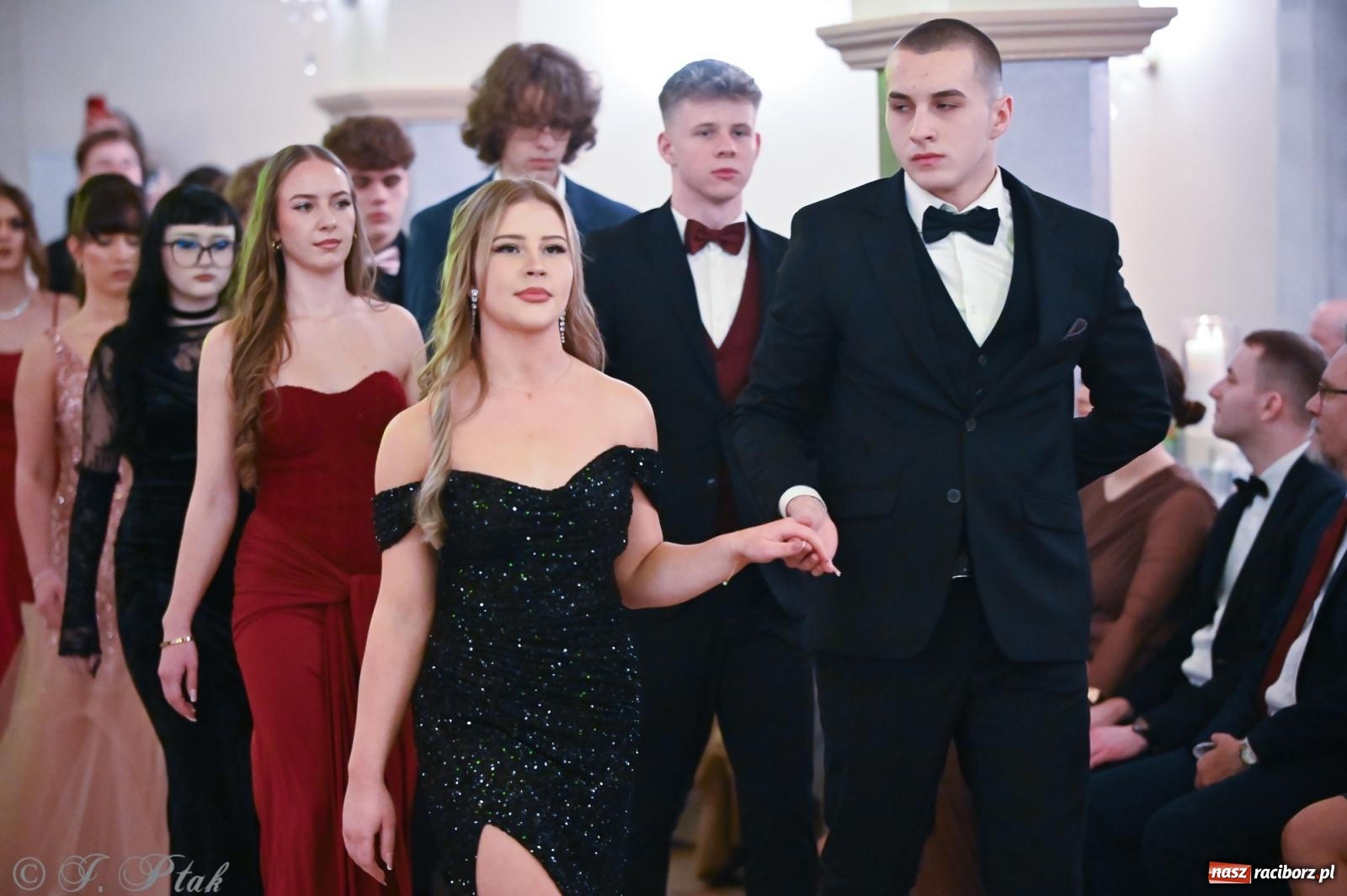 Zdjęcie w galerii na portalu naszraciborz.pl: Razem młodzi przyjaciele! Studniówka II LO z Raciborza [FOTO i WIDEO] wiadomości z regionu