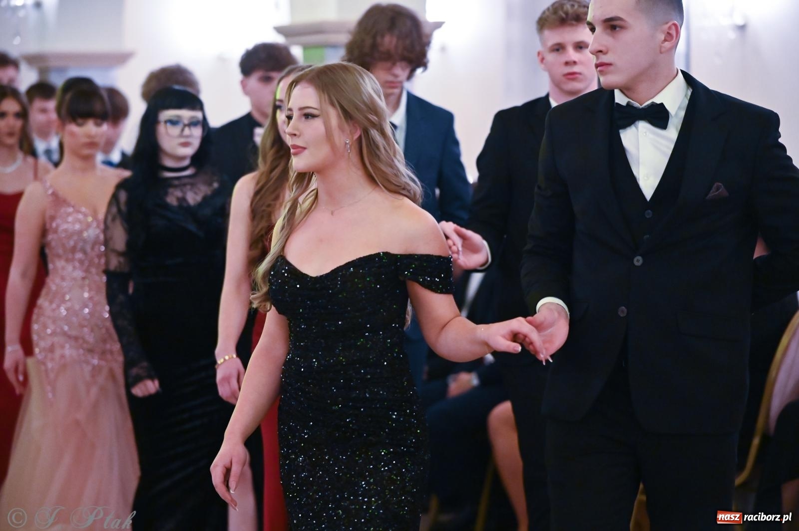 Zdjęcie w galerii na portalu naszraciborz.pl: Razem młodzi przyjaciele! Studniówka II LO z Raciborza [FOTO i WIDEO] wiadomości z regionu