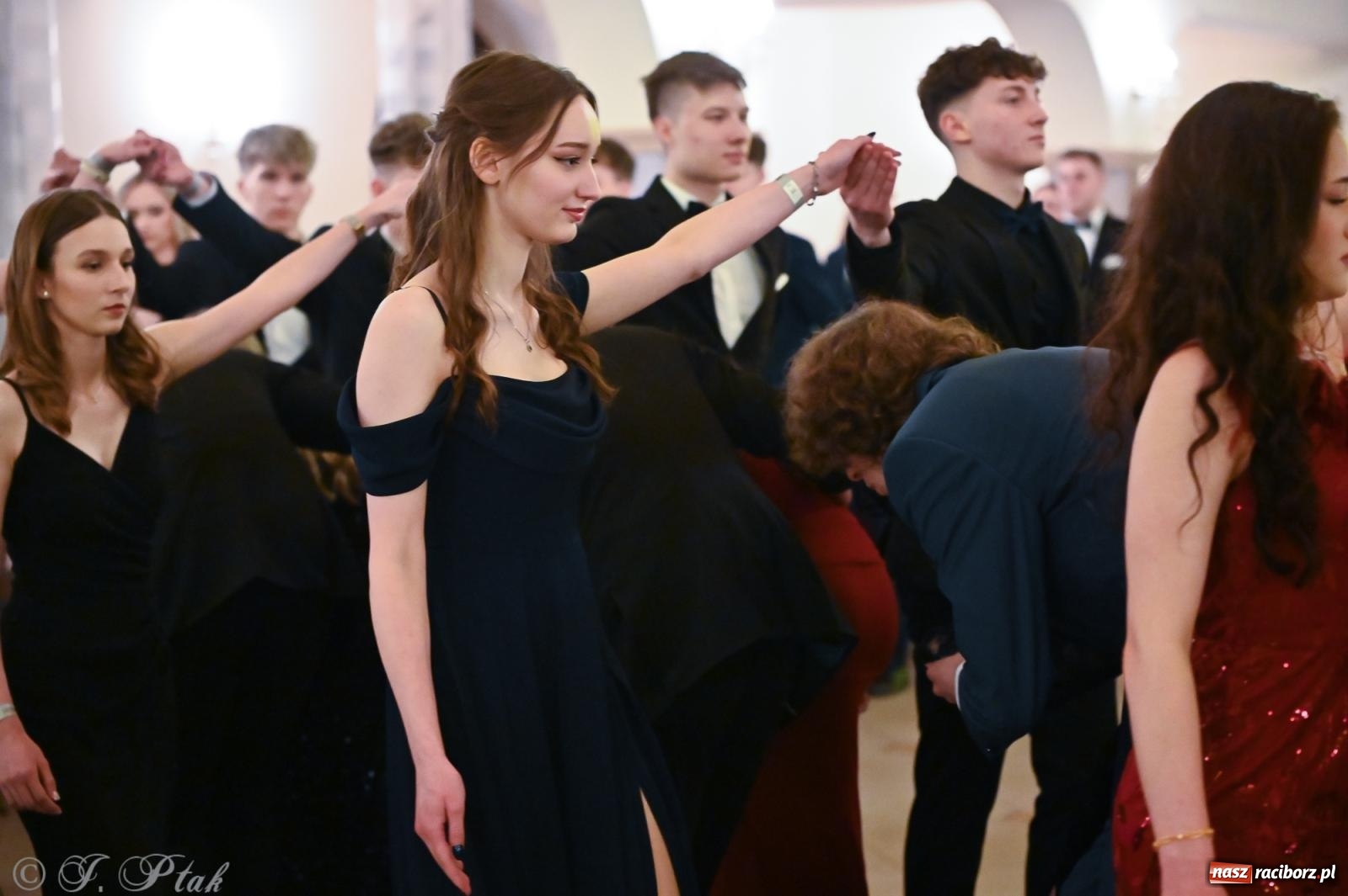 Zdjęcie w galerii na portalu naszraciborz.pl: Razem młodzi przyjaciele! Studniówka II LO z Raciborza [FOTO i WIDEO] wiadomości z regionu