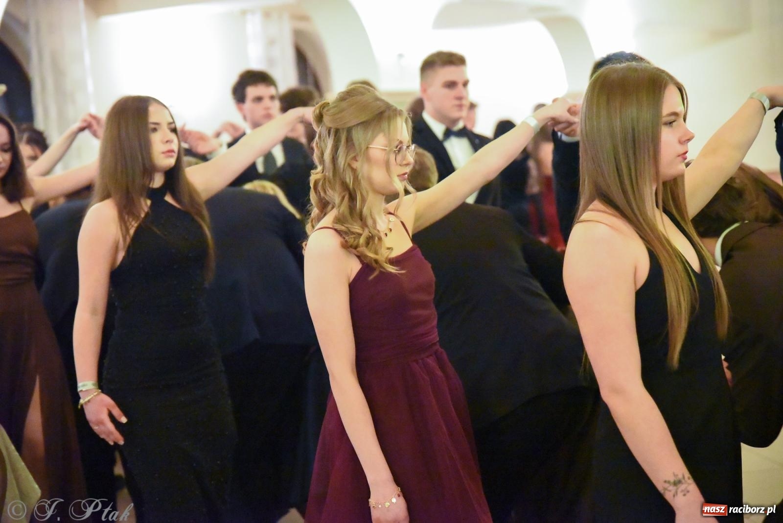 Zdjęcie w galerii na portalu naszraciborz.pl: Razem młodzi przyjaciele! Studniówka II LO z Raciborza [FOTO i WIDEO] wiadomości z regionu