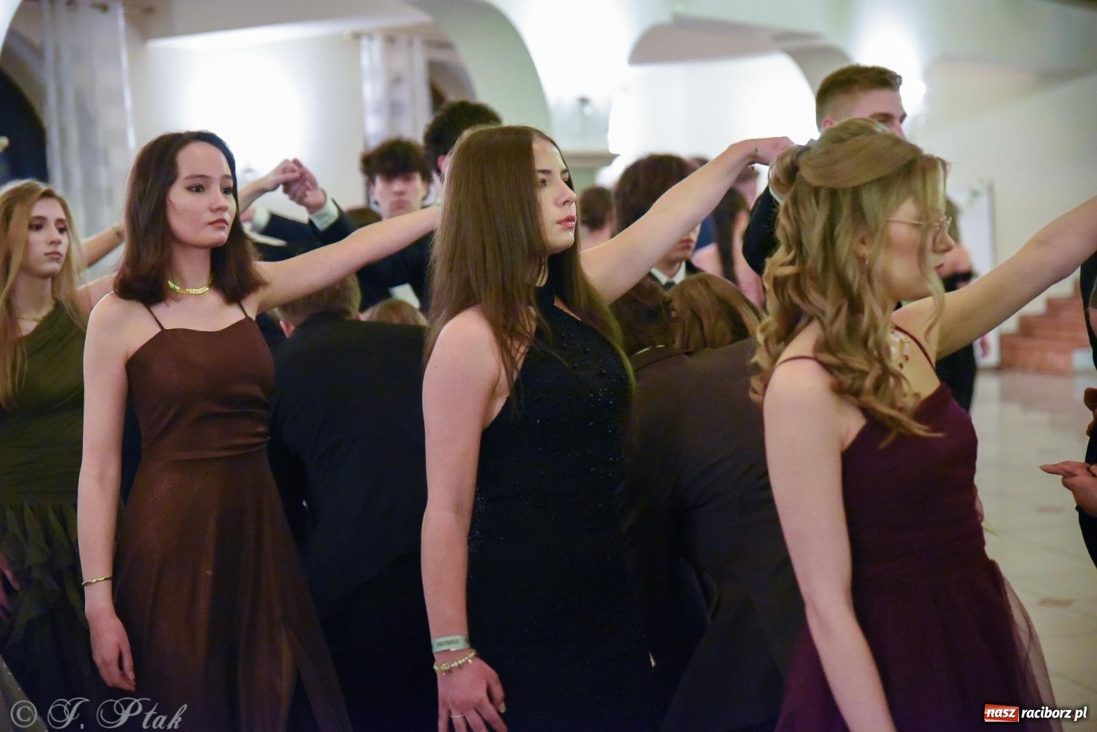 Zdjęcie w galerii na portalu naszraciborz.pl: Razem młodzi przyjaciele! Studniówka II LO z Raciborza [FOTO i WIDEO] wiadomości z regionu