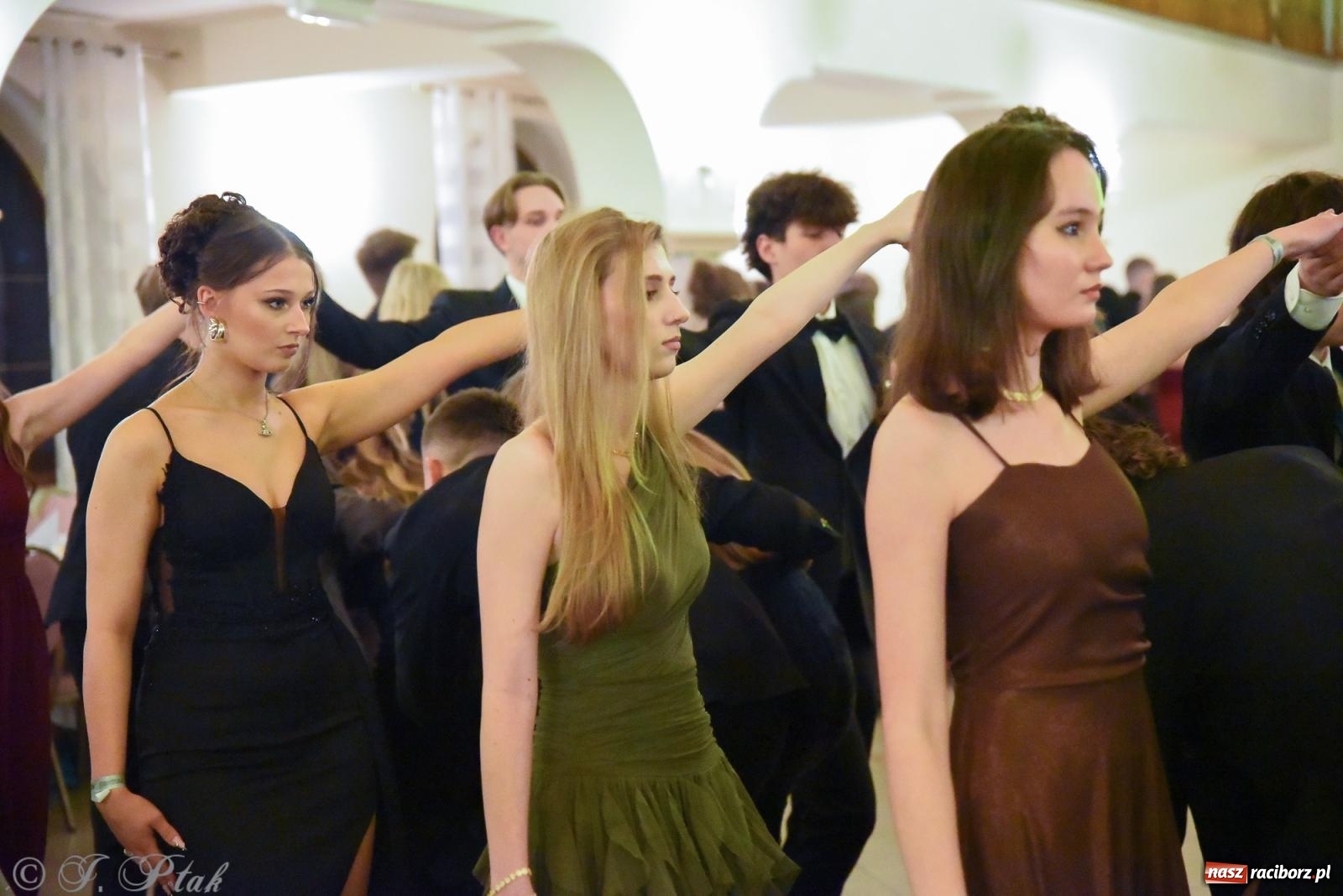 Zdjęcie w galerii na portalu naszraciborz.pl: Razem młodzi przyjaciele! Studniówka II LO z Raciborza [FOTO i WIDEO] wiadomości z regionu