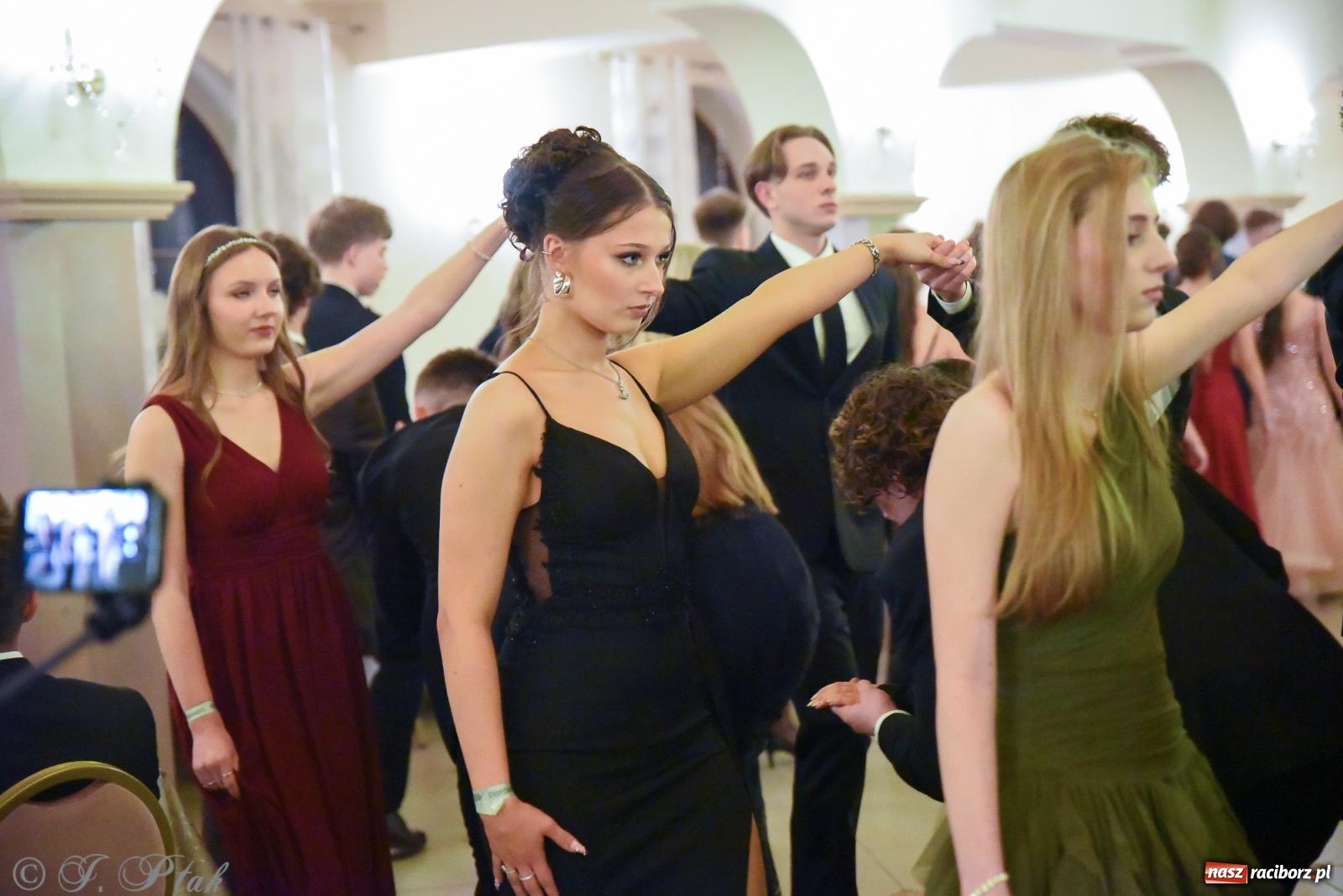 Zdjęcie w galerii na portalu naszraciborz.pl: Razem młodzi przyjaciele! Studniówka II LO z Raciborza [FOTO i WIDEO] wiadomości z regionu