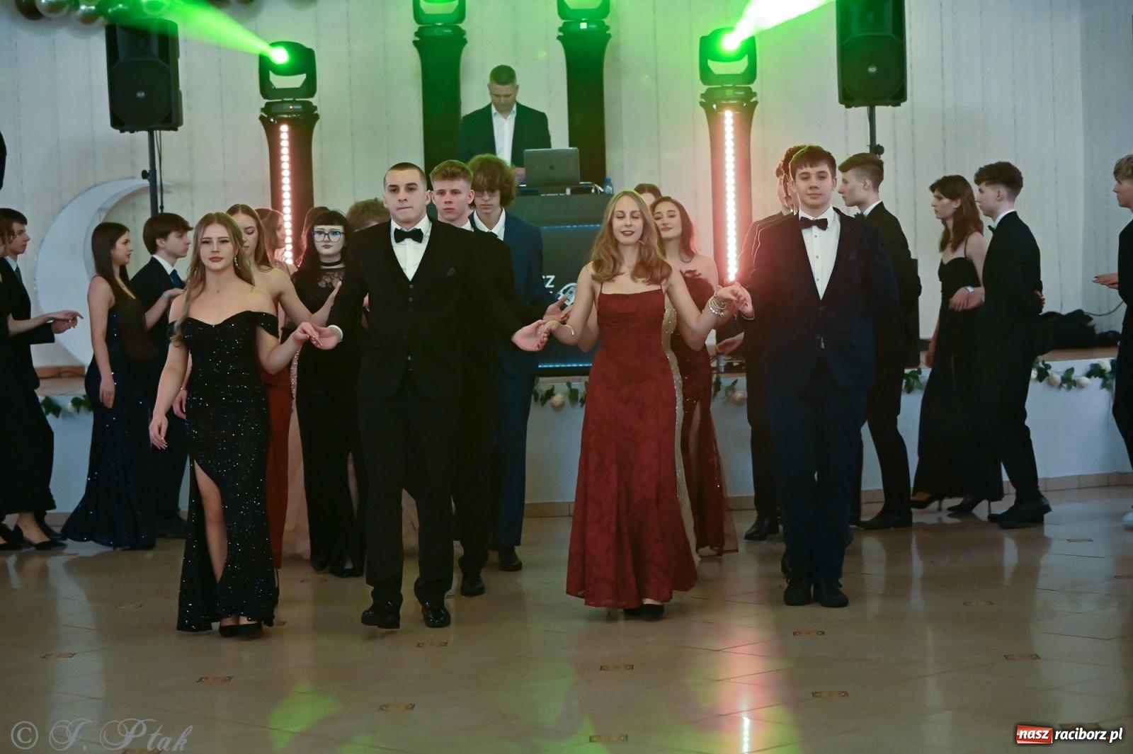 Zdjęcie w galerii na portalu naszraciborz.pl: Razem młodzi przyjaciele! Studniówka II LO z Raciborza [FOTO i WIDEO] wiadomości z regionu