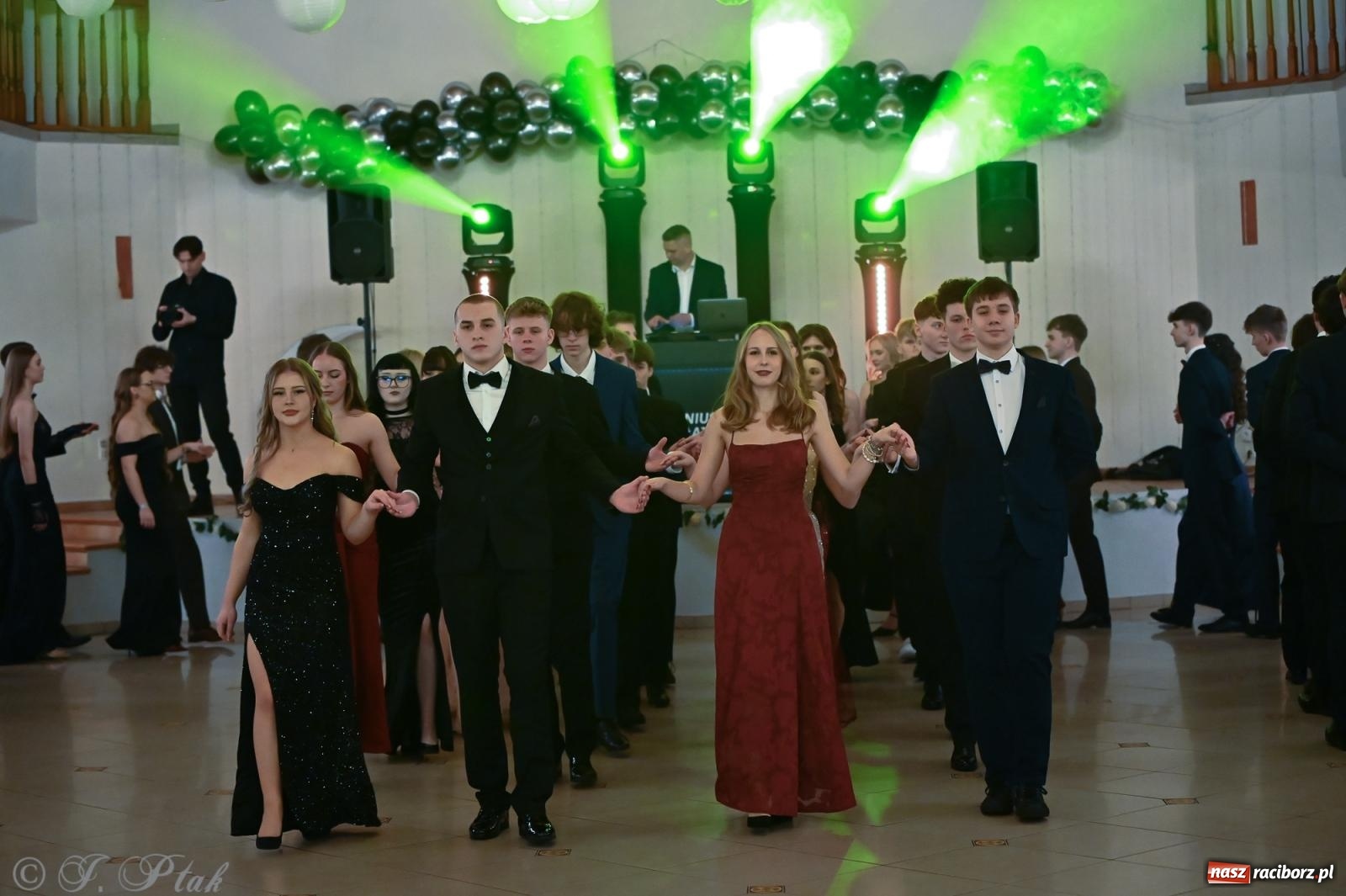 Zdjęcie w galerii na portalu naszraciborz.pl: Razem młodzi przyjaciele! Studniówka II LO z Raciborza [FOTO i WIDEO] wiadomości z regionu