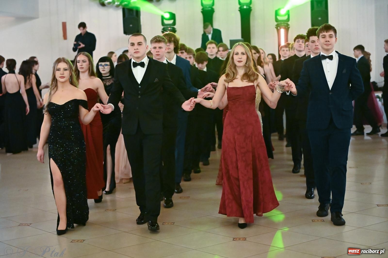 Zdjęcie w galerii na portalu naszraciborz.pl: Razem młodzi przyjaciele! Studniówka II LO z Raciborza [FOTO i WIDEO] wiadomości z regionu