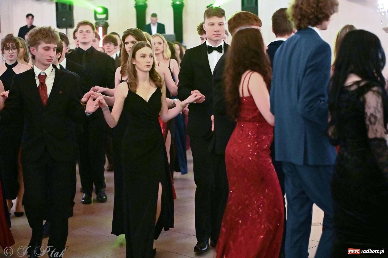 Zdjęcie w galerii na portalu naszraciborz.pl: Razem młodzi przyjaciele! Studniówka II LO z Raciborza [FOTO i WIDEO] wiadomości z regionu