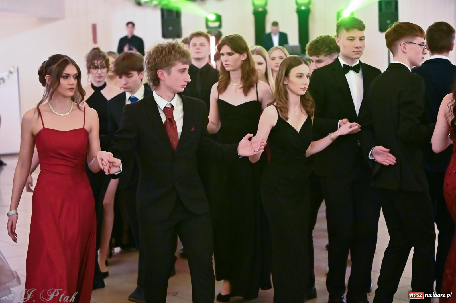 Zdjęcie w galerii na portalu naszraciborz.pl: Razem młodzi przyjaciele! Studniówka II LO z Raciborza [FOTO i WIDEO] wiadomości z regionu