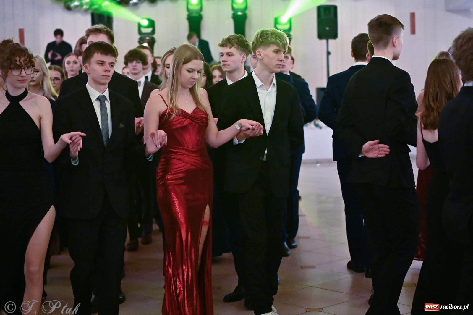 Zdjęcie w galerii na portalu naszraciborz.pl: Razem młodzi przyjaciele! Studniówka II LO z Raciborza [FOTO i WIDEO] wiadomości z regionu