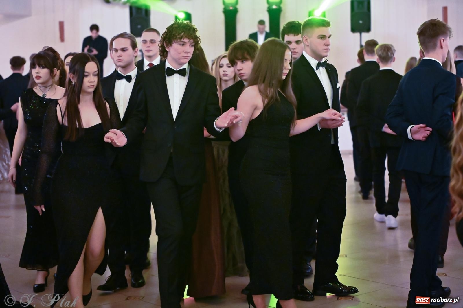 Zdjęcie w galerii na portalu naszraciborz.pl: Razem młodzi przyjaciele! Studniówka II LO z Raciborza [FOTO i WIDEO] wiadomości z regionu