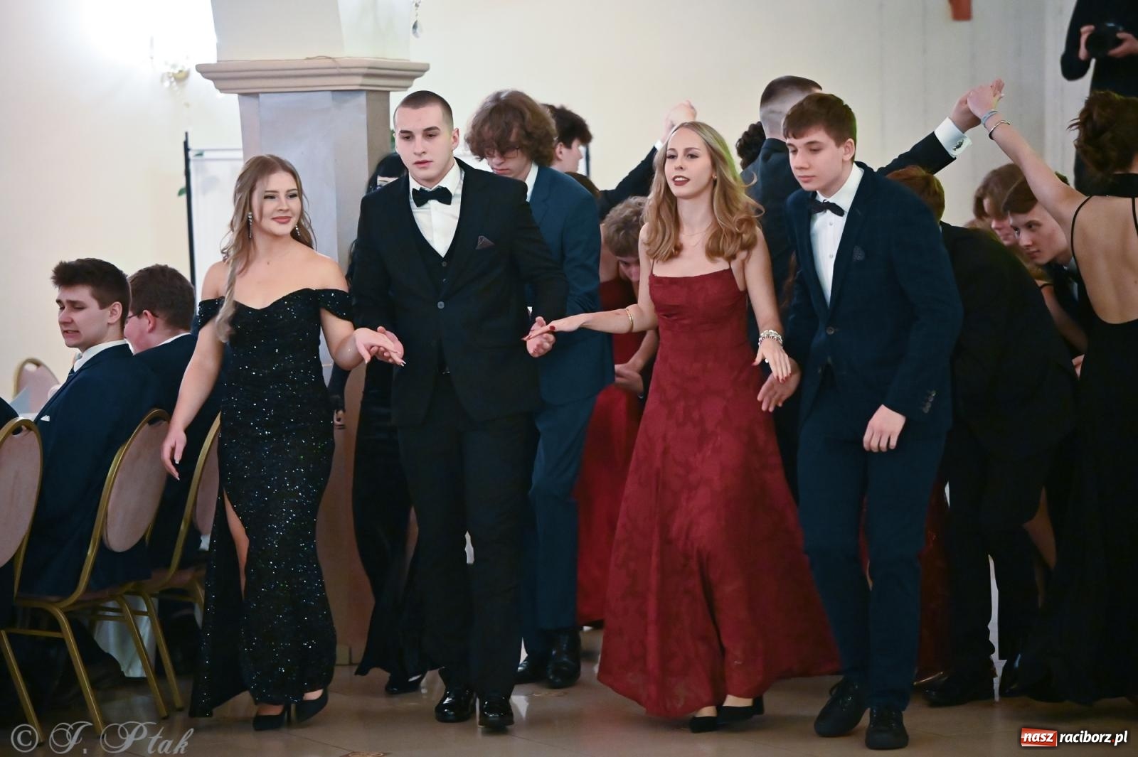 Zdjęcie w galerii na portalu naszraciborz.pl: Razem młodzi przyjaciele! Studniówka II LO z Raciborza [FOTO i WIDEO] wiadomości z regionu