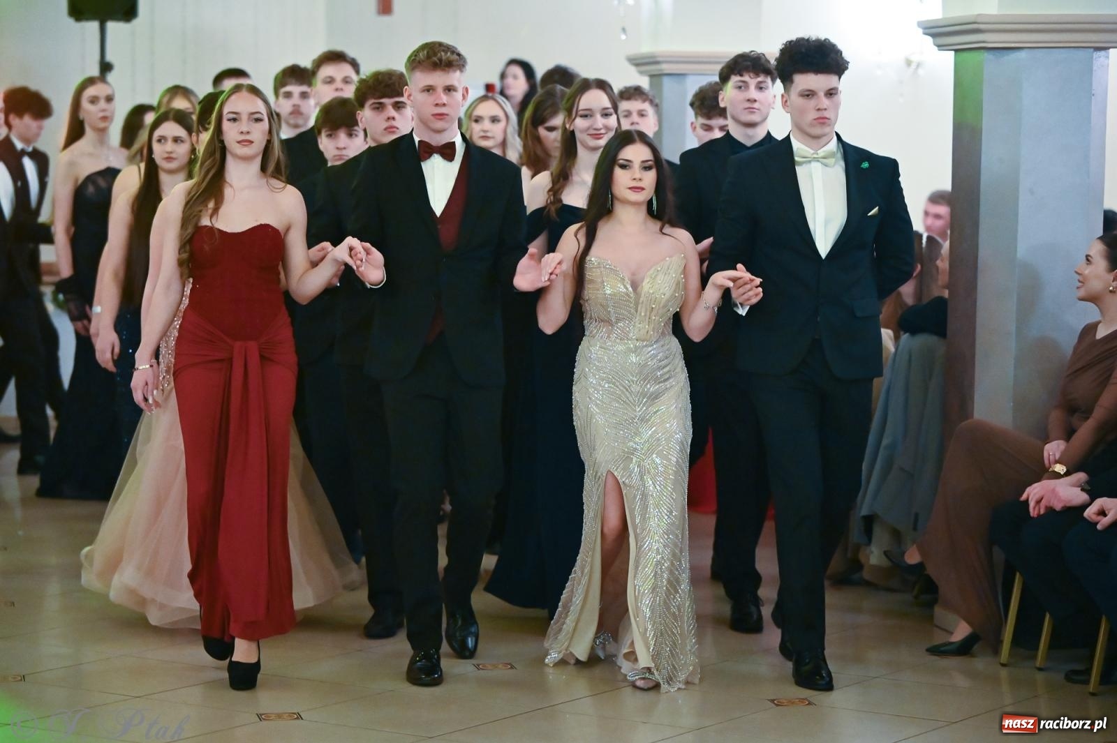 Zdjęcie w galerii na portalu naszraciborz.pl: Razem młodzi przyjaciele! Studniówka II LO z Raciborza [FOTO i WIDEO] wiadomości z regionu