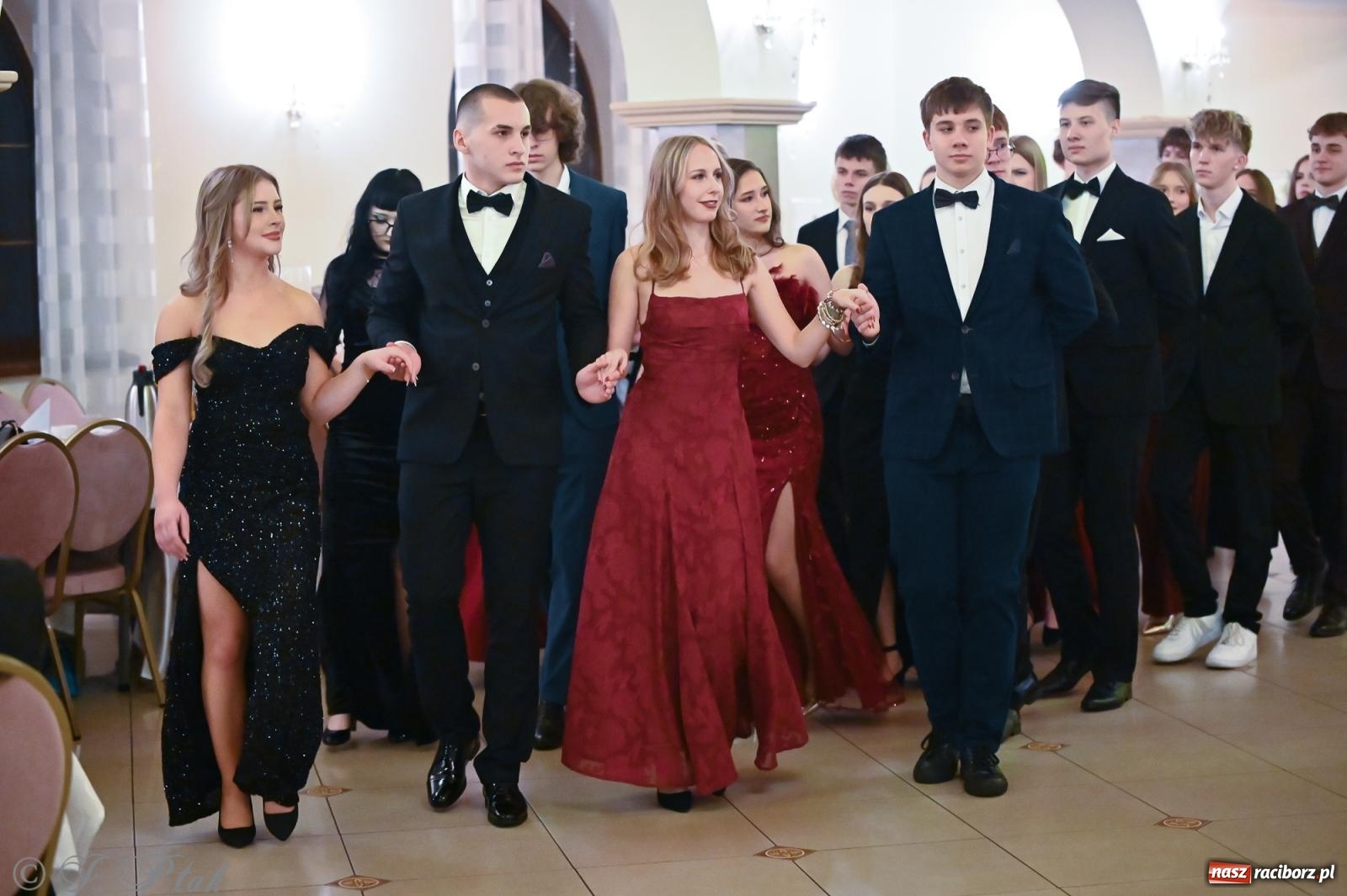 Zdjęcie w galerii na portalu naszraciborz.pl: Razem młodzi przyjaciele! Studniówka II LO z Raciborza [FOTO i WIDEO] wiadomości z regionu