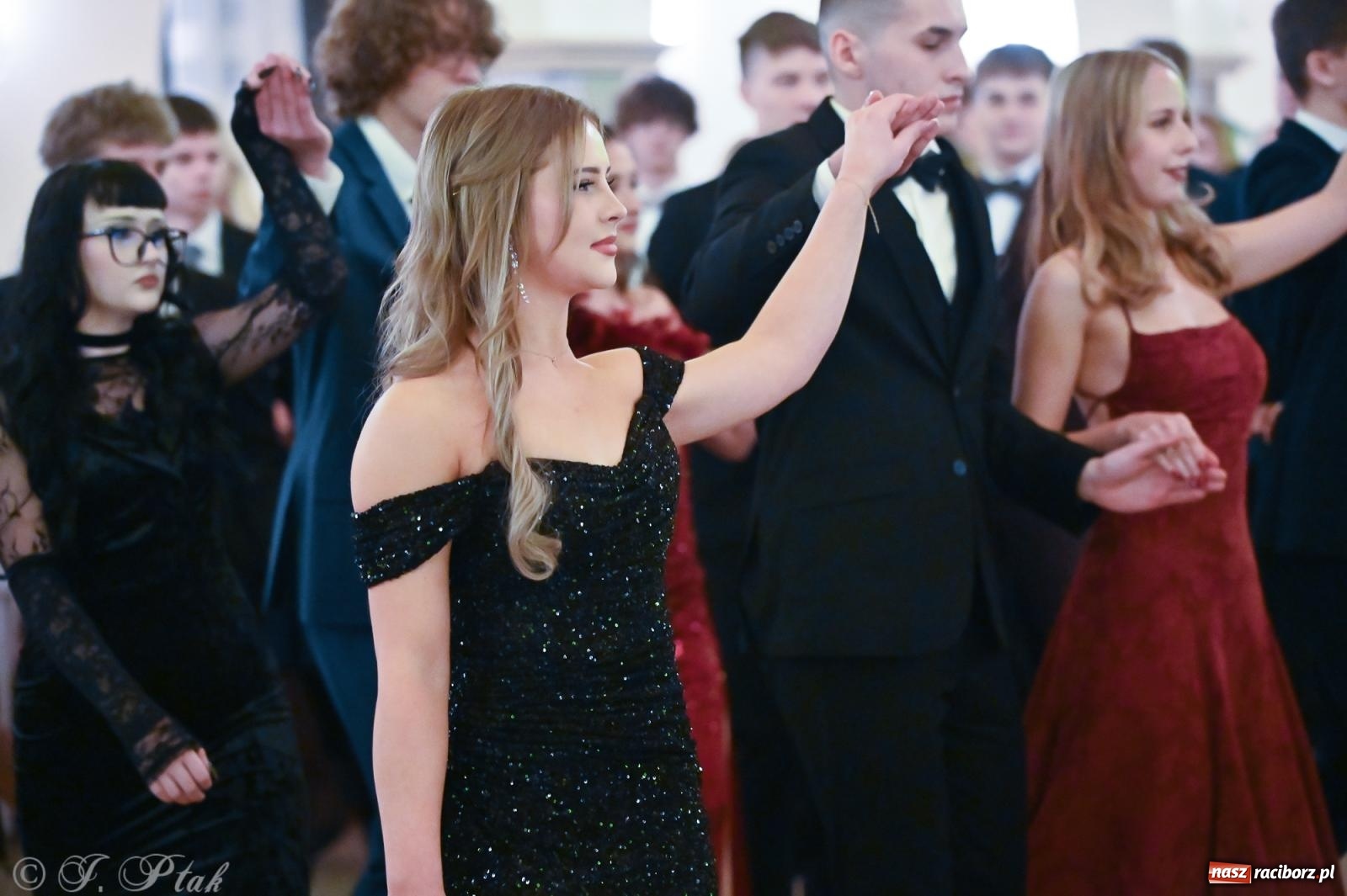 Zdjęcie w galerii na portalu naszraciborz.pl: Razem młodzi przyjaciele! Studniówka II LO z Raciborza [FOTO i WIDEO] wiadomości z regionu