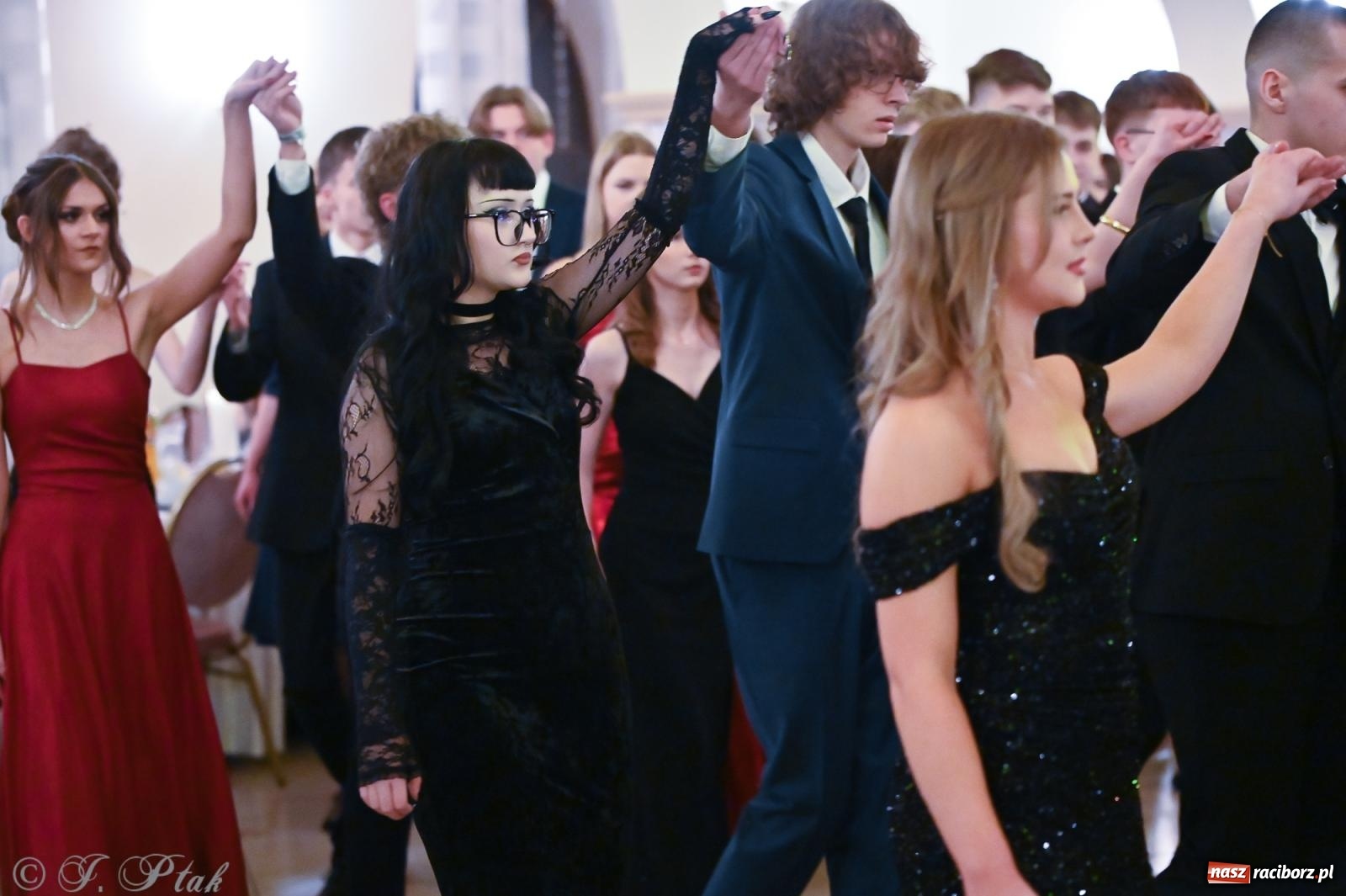 Zdjęcie w galerii na portalu naszraciborz.pl: Razem młodzi przyjaciele! Studniówka II LO z Raciborza [FOTO i WIDEO] wiadomości z regionu