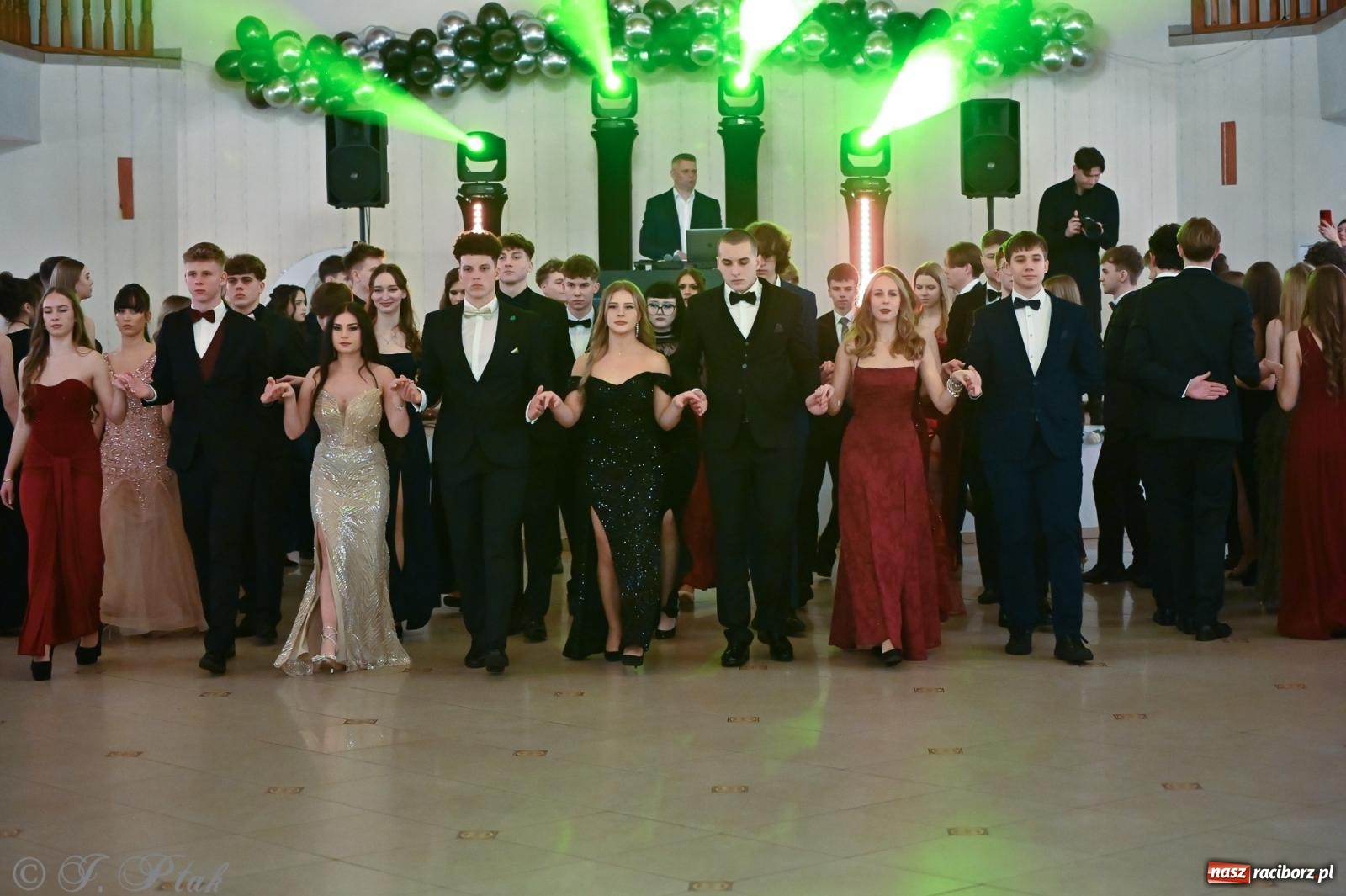 Zdjęcie w galerii na portalu naszraciborz.pl: Razem młodzi przyjaciele! Studniówka II LO z Raciborza [FOTO i WIDEO] wiadomości z regionu