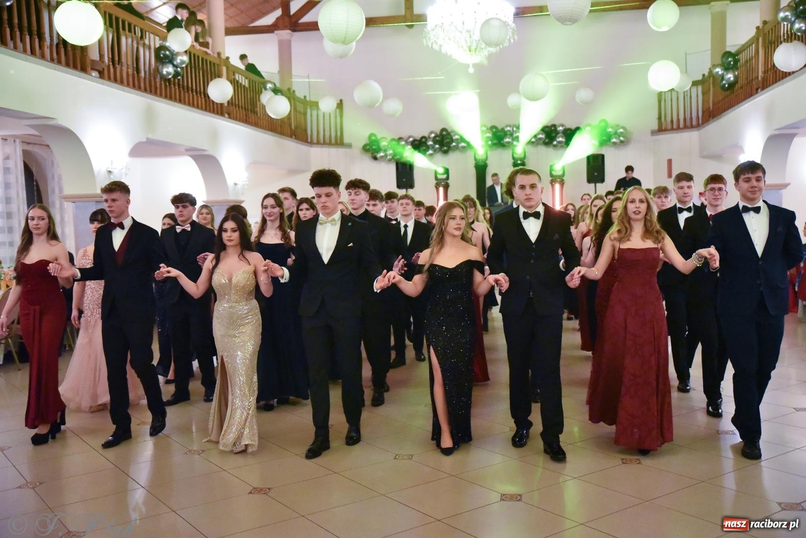 Zdjęcie w galerii na portalu naszraciborz.pl: Razem młodzi przyjaciele! Studniówka II LO z Raciborza [FOTO i WIDEO] wiadomości z regionu