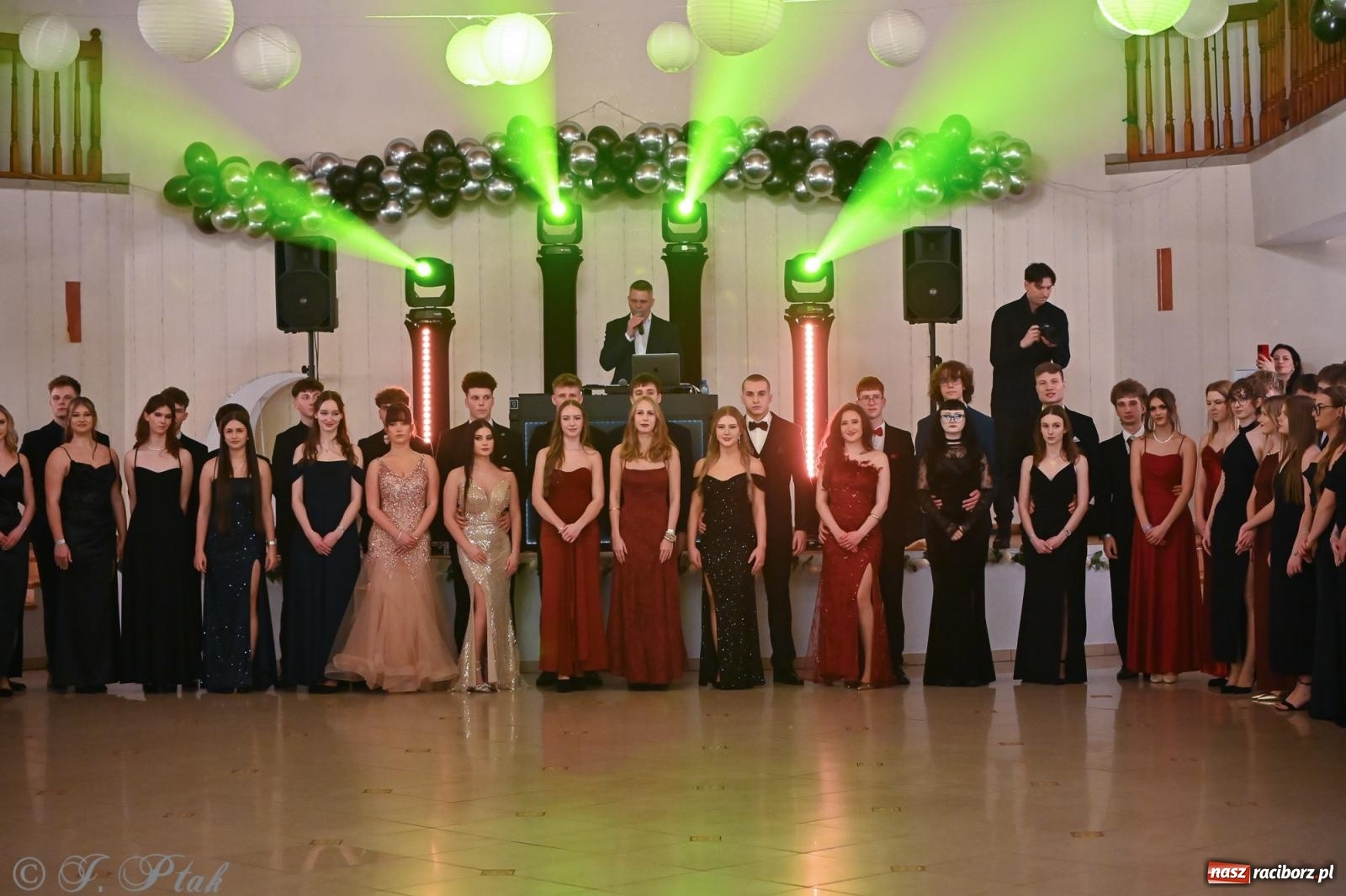 Zdjęcie w galerii na portalu naszraciborz.pl: Razem młodzi przyjaciele! Studniówka II LO z Raciborza [FOTO i WIDEO] wiadomości z regionu