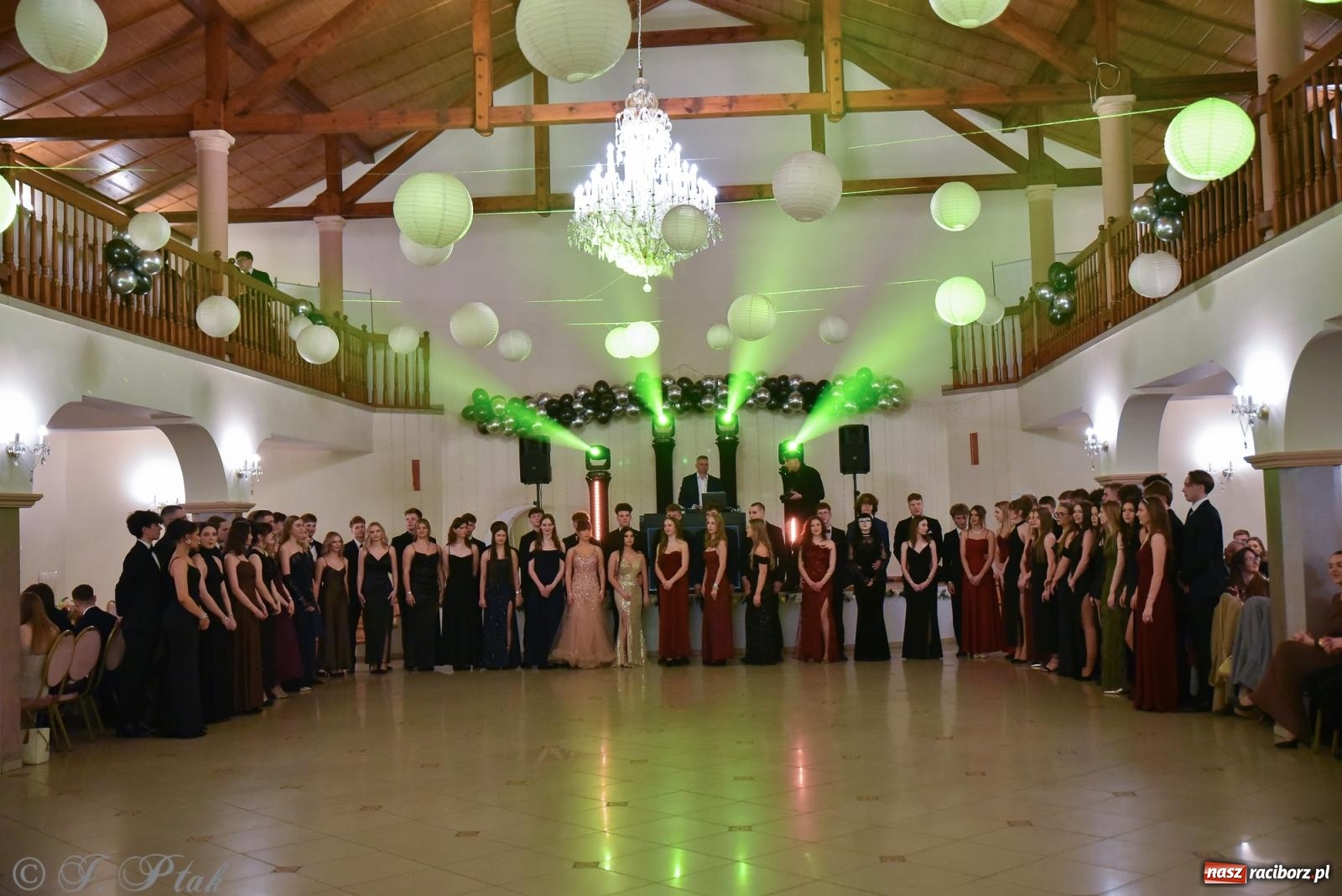 Zdjęcie w galerii na portalu naszraciborz.pl: Razem młodzi przyjaciele! Studniówka II LO z Raciborza [FOTO i WIDEO] wiadomości z regionu