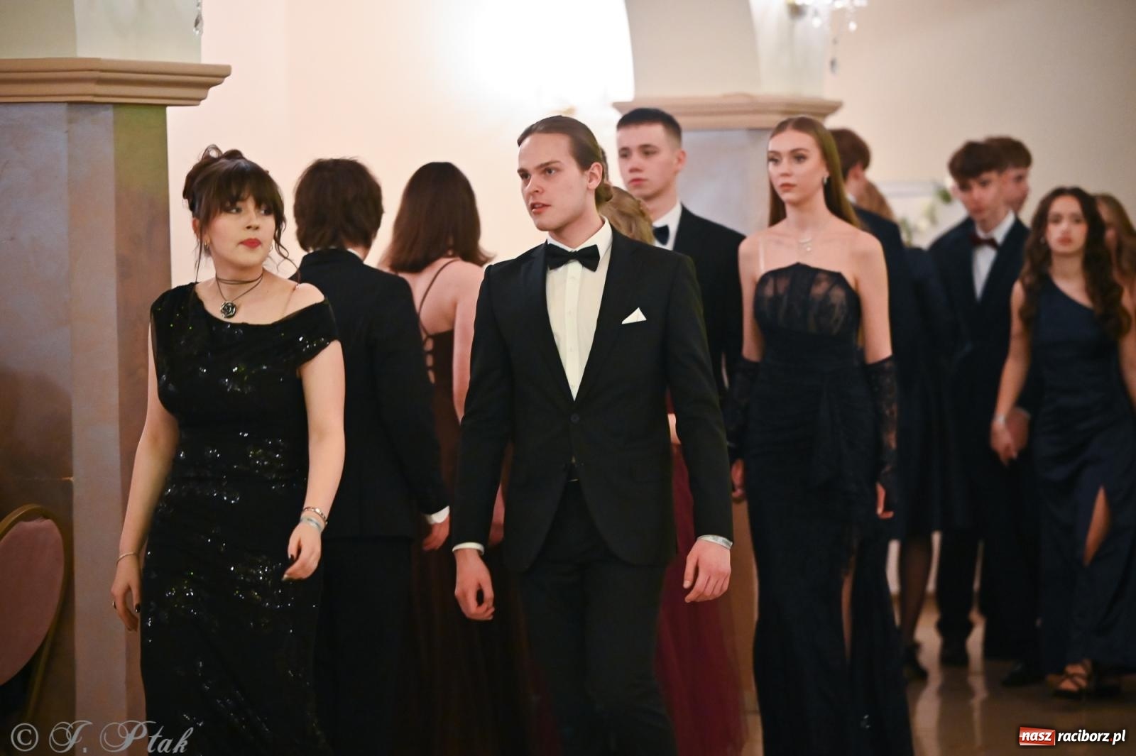 Zdjęcie w galerii na portalu naszraciborz.pl: Razem młodzi przyjaciele! Studniówka II LO z Raciborza [FOTO i WIDEO] wiadomości z regionu