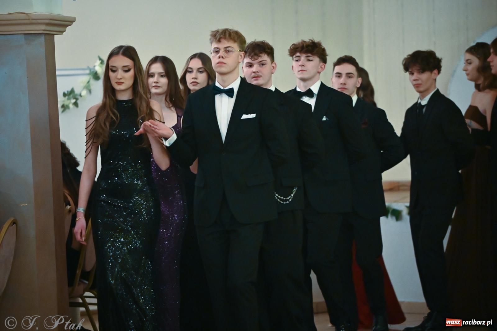 Zdjęcie w galerii na portalu naszraciborz.pl: Razem młodzi przyjaciele! Studniówka II LO z Raciborza [FOTO i WIDEO] wiadomości z regionu