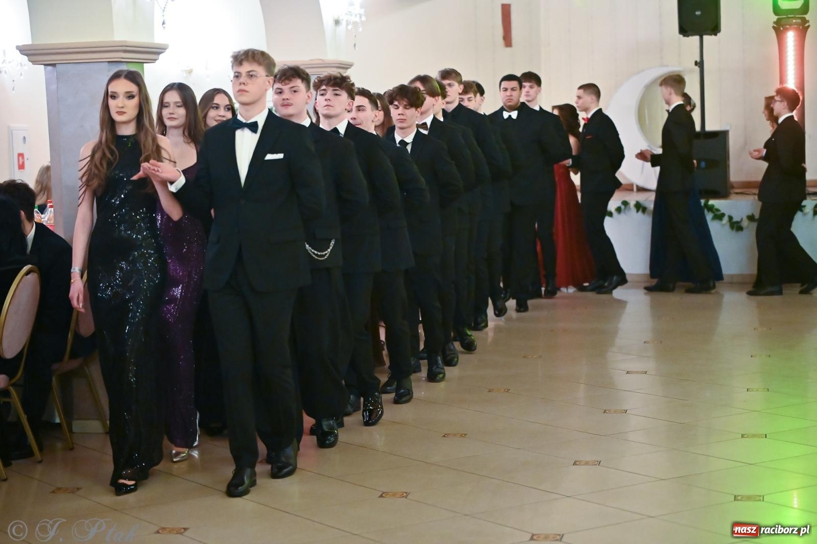 Zdjęcie w galerii na portalu naszraciborz.pl: Razem młodzi przyjaciele! Studniówka II LO z Raciborza [FOTO i WIDEO] wiadomości z regionu