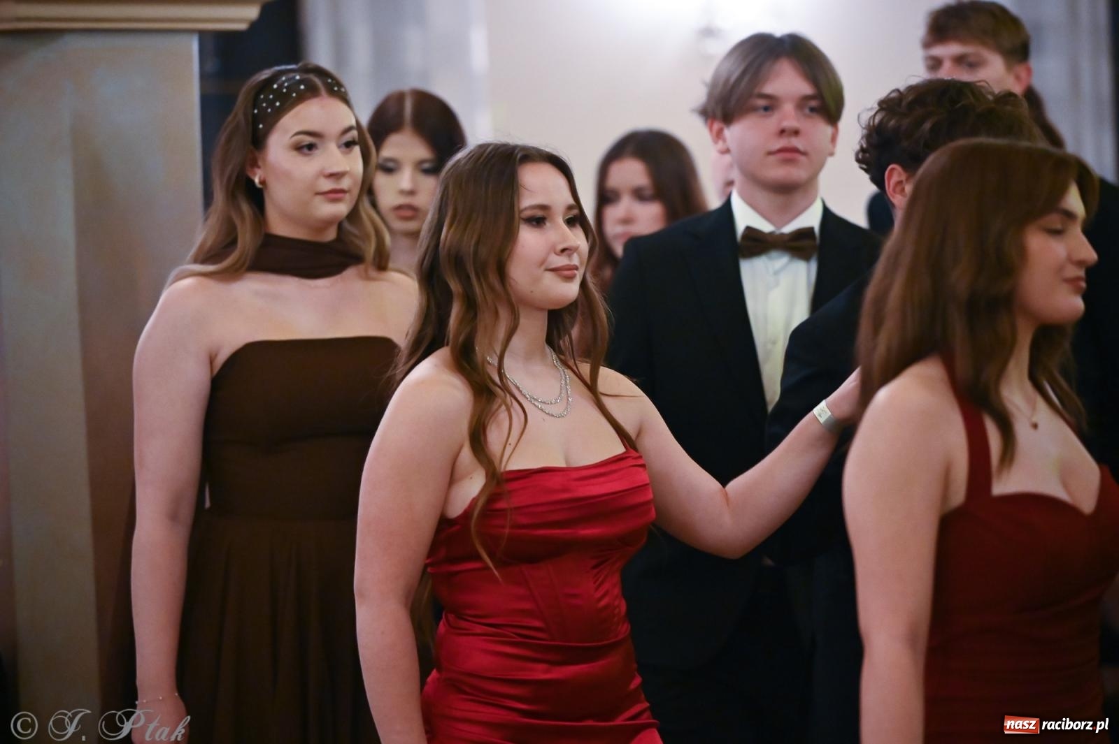 Zdjęcie w galerii na portalu naszraciborz.pl: Razem młodzi przyjaciele! Studniówka II LO z Raciborza [FOTO i WIDEO] wiadomości z regionu