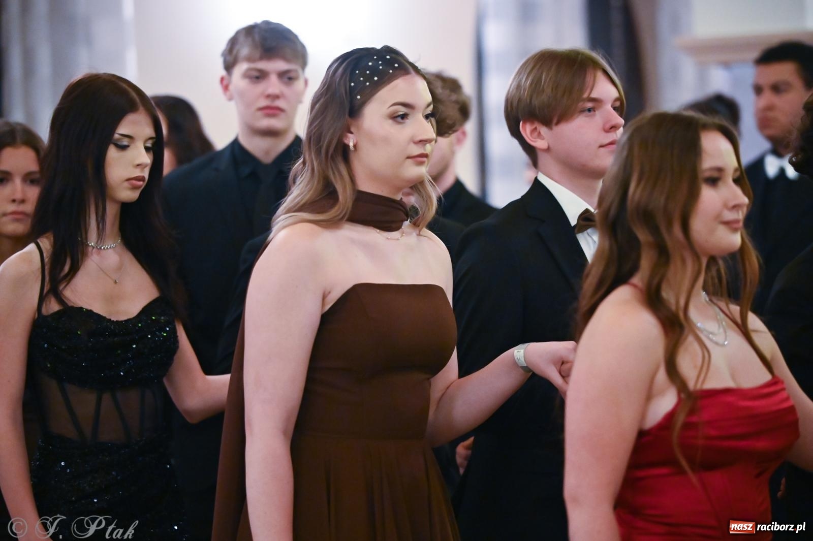 Zdjęcie w galerii na portalu naszraciborz.pl: Razem młodzi przyjaciele! Studniówka II LO z Raciborza [FOTO i WIDEO] wiadomości z regionu