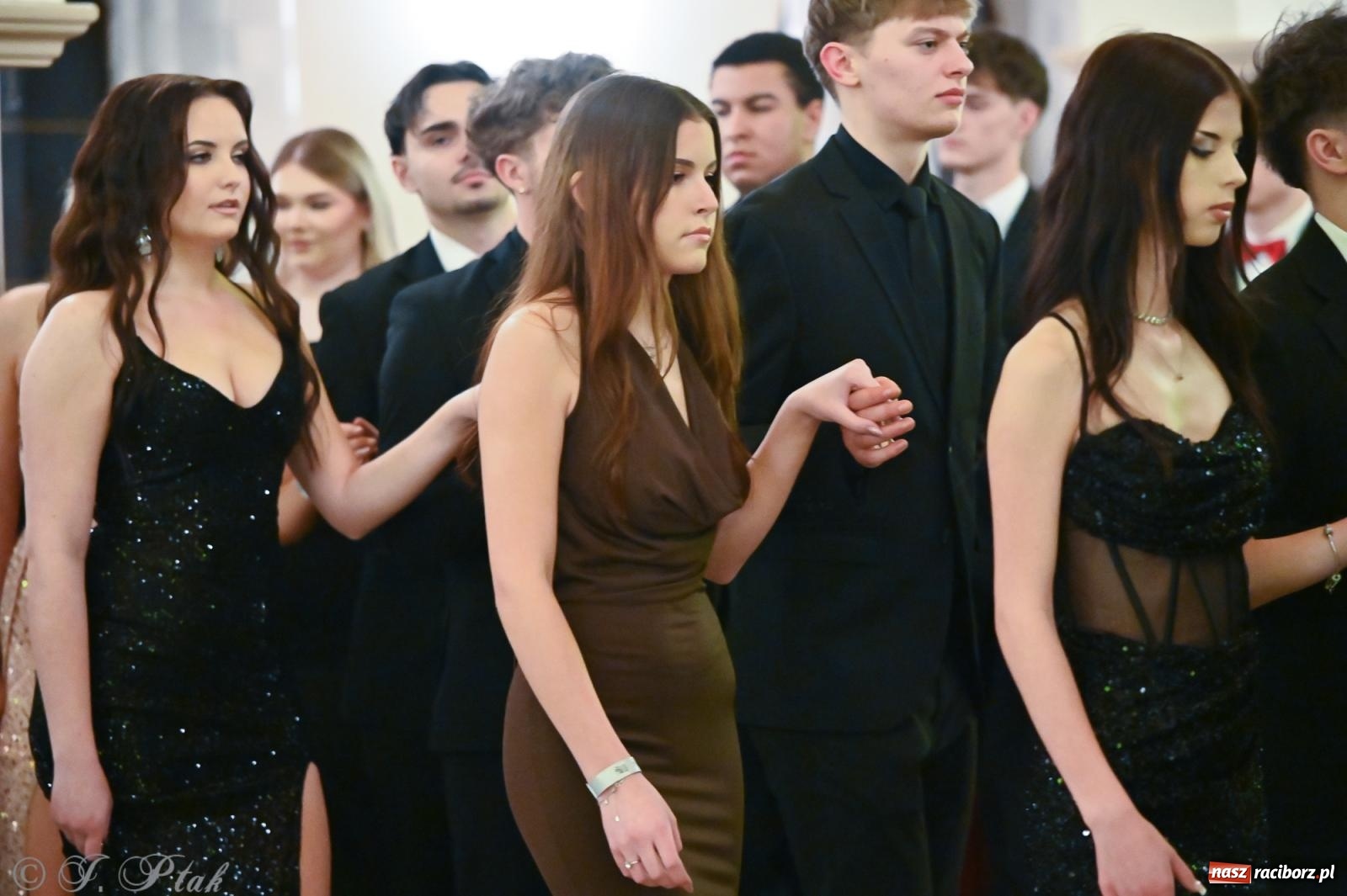 Zdjęcie w galerii na portalu naszraciborz.pl: Razem młodzi przyjaciele! Studniówka II LO z Raciborza [FOTO i WIDEO] wiadomości z regionu