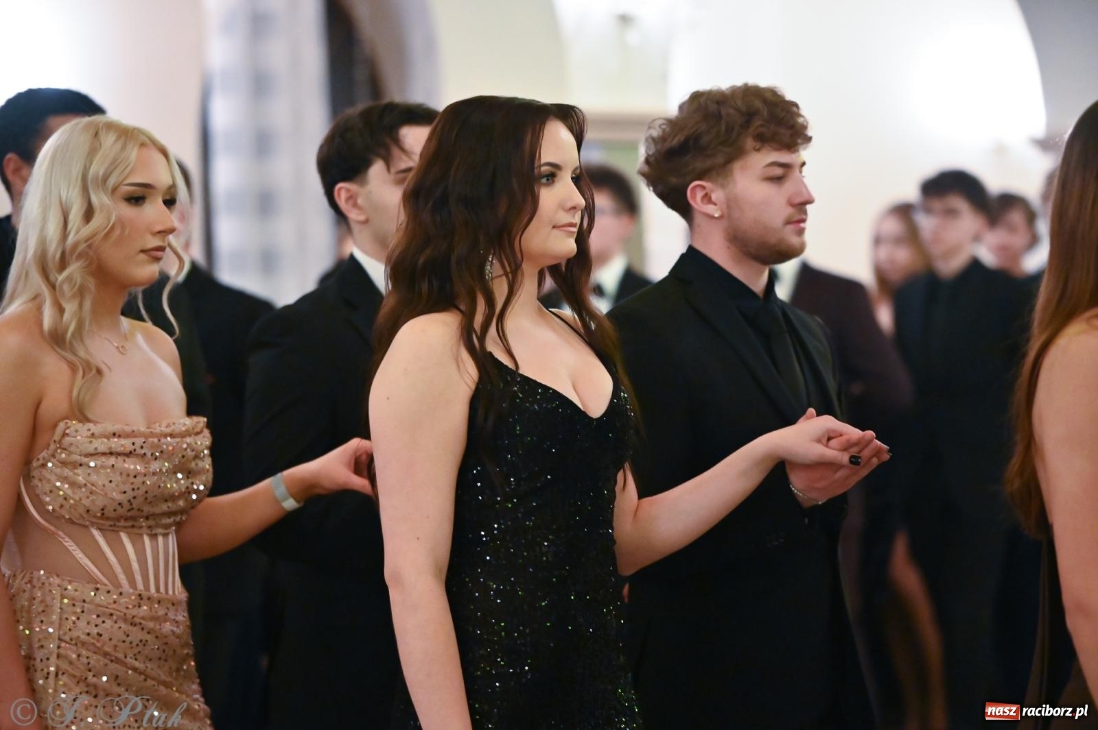 Zdjęcie w galerii na portalu naszraciborz.pl: Razem młodzi przyjaciele! Studniówka II LO z Raciborza [FOTO i WIDEO] wiadomości z regionu