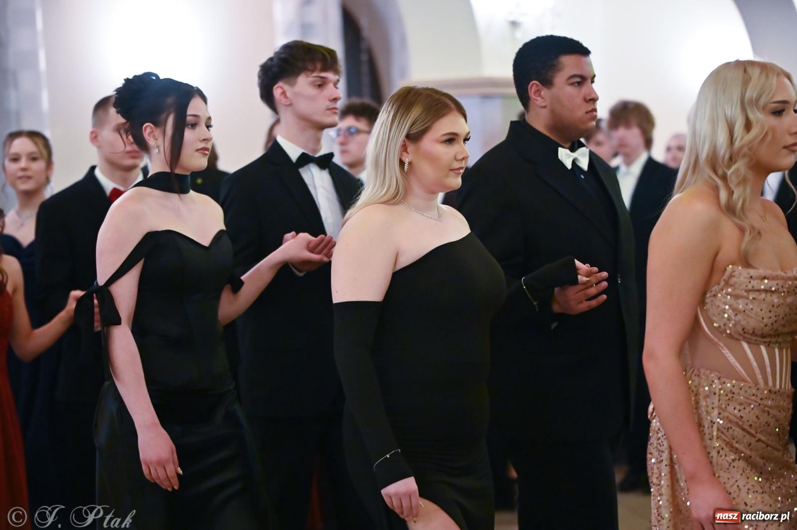 Zdjęcie w galerii na portalu naszraciborz.pl: Razem młodzi przyjaciele! Studniówka II LO z Raciborza [FOTO i WIDEO] wiadomości z regionu