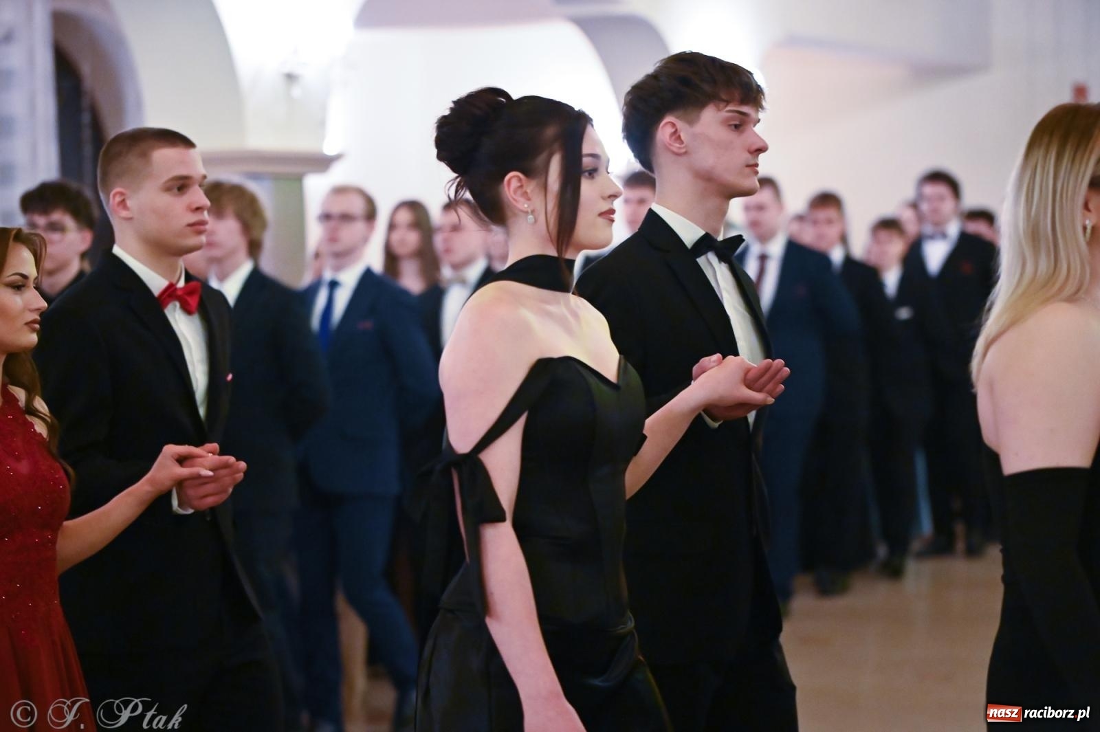 Zdjęcie w galerii na portalu naszraciborz.pl: Razem młodzi przyjaciele! Studniówka II LO z Raciborza [FOTO i WIDEO] wiadomości z regionu