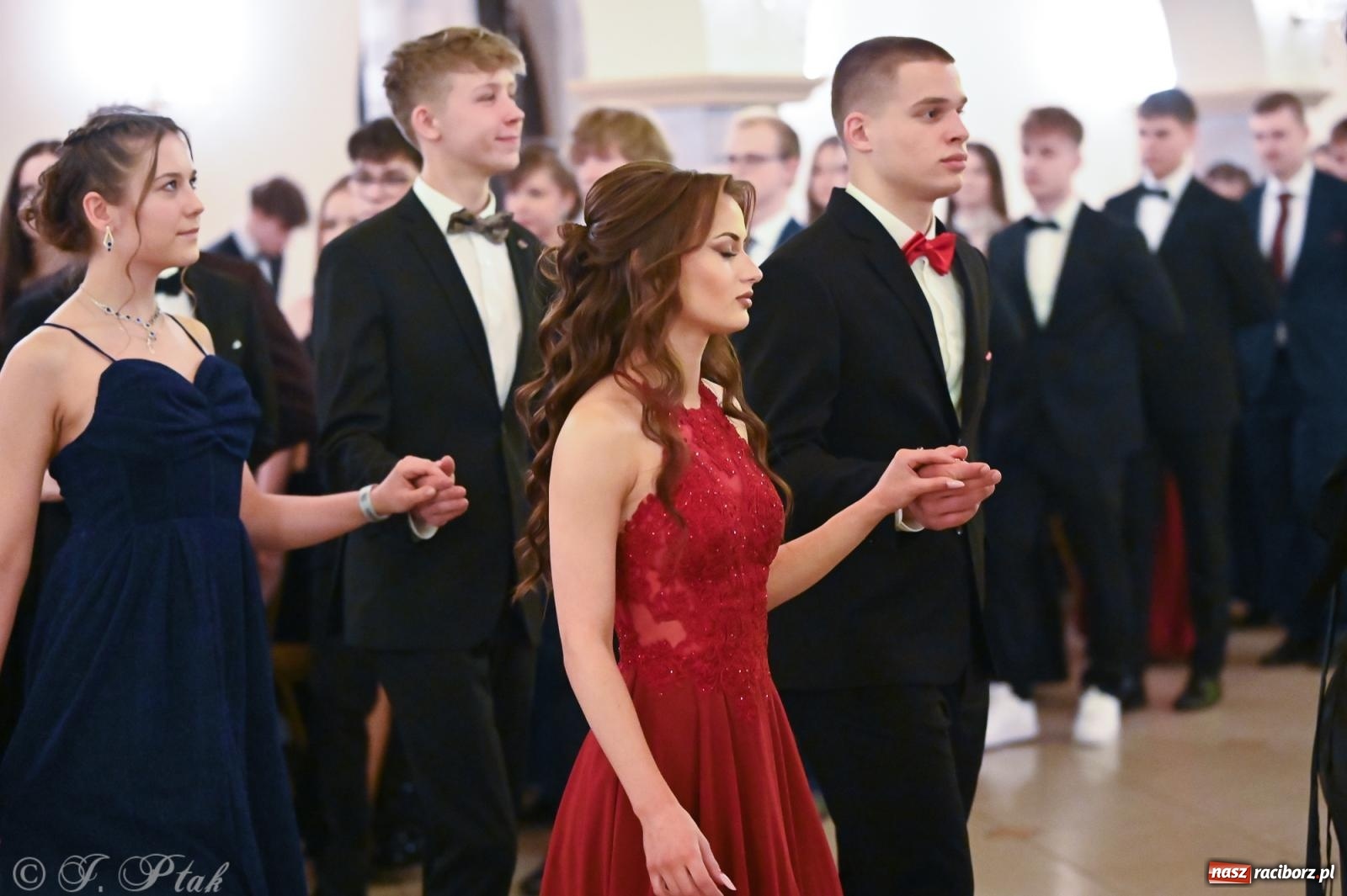 Zdjęcie w galerii na portalu naszraciborz.pl: Razem młodzi przyjaciele! Studniówka II LO z Raciborza [FOTO i WIDEO] wiadomości z regionu