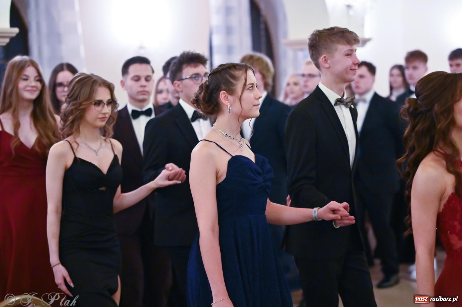 Zdjęcie w galerii na portalu naszraciborz.pl: Razem młodzi przyjaciele! Studniówka II LO z Raciborza [FOTO i WIDEO] wiadomości z regionu