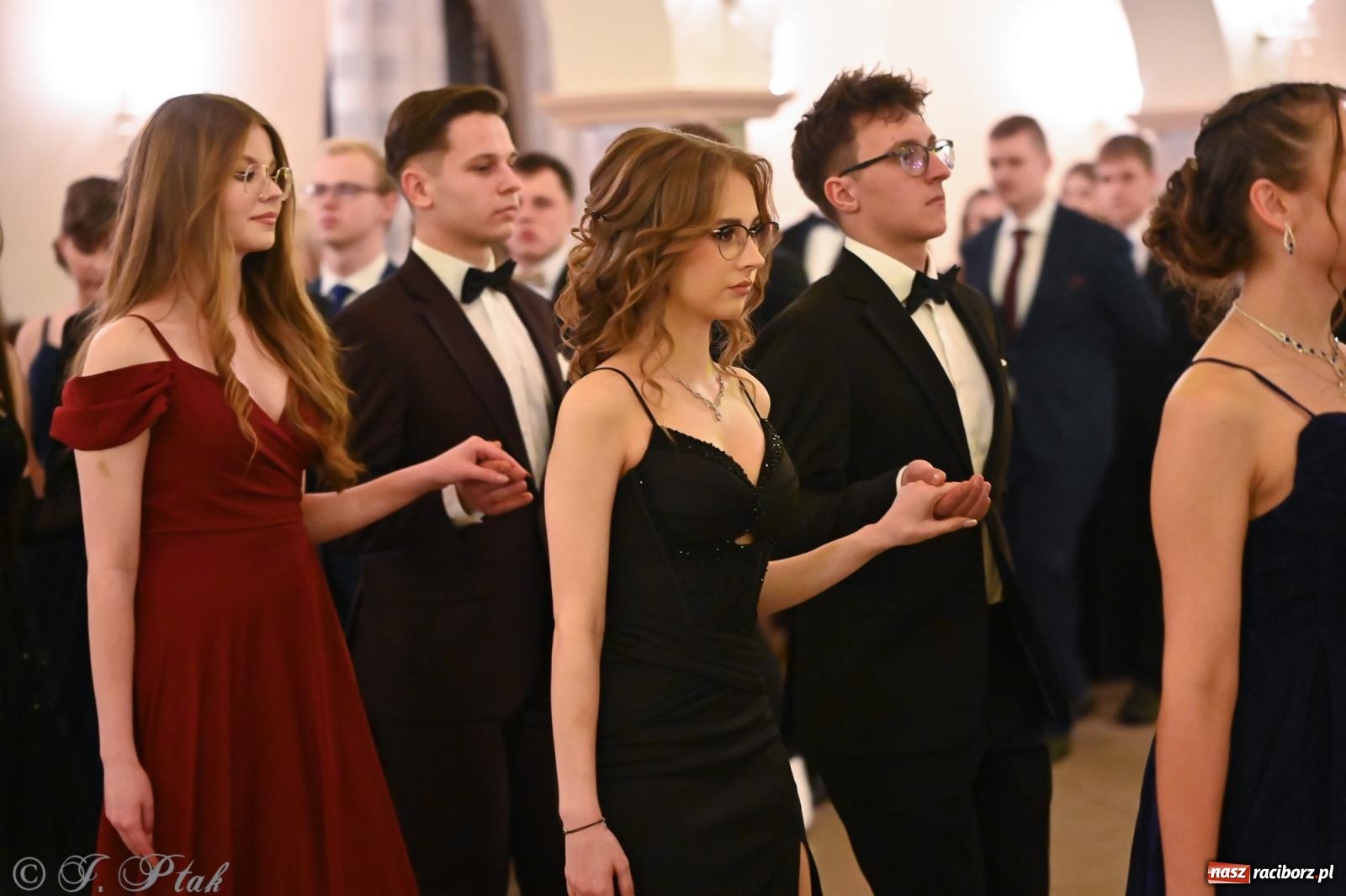 Zdjęcie w galerii na portalu naszraciborz.pl: Razem młodzi przyjaciele! Studniówka II LO z Raciborza [FOTO i WIDEO] wiadomości z regionu