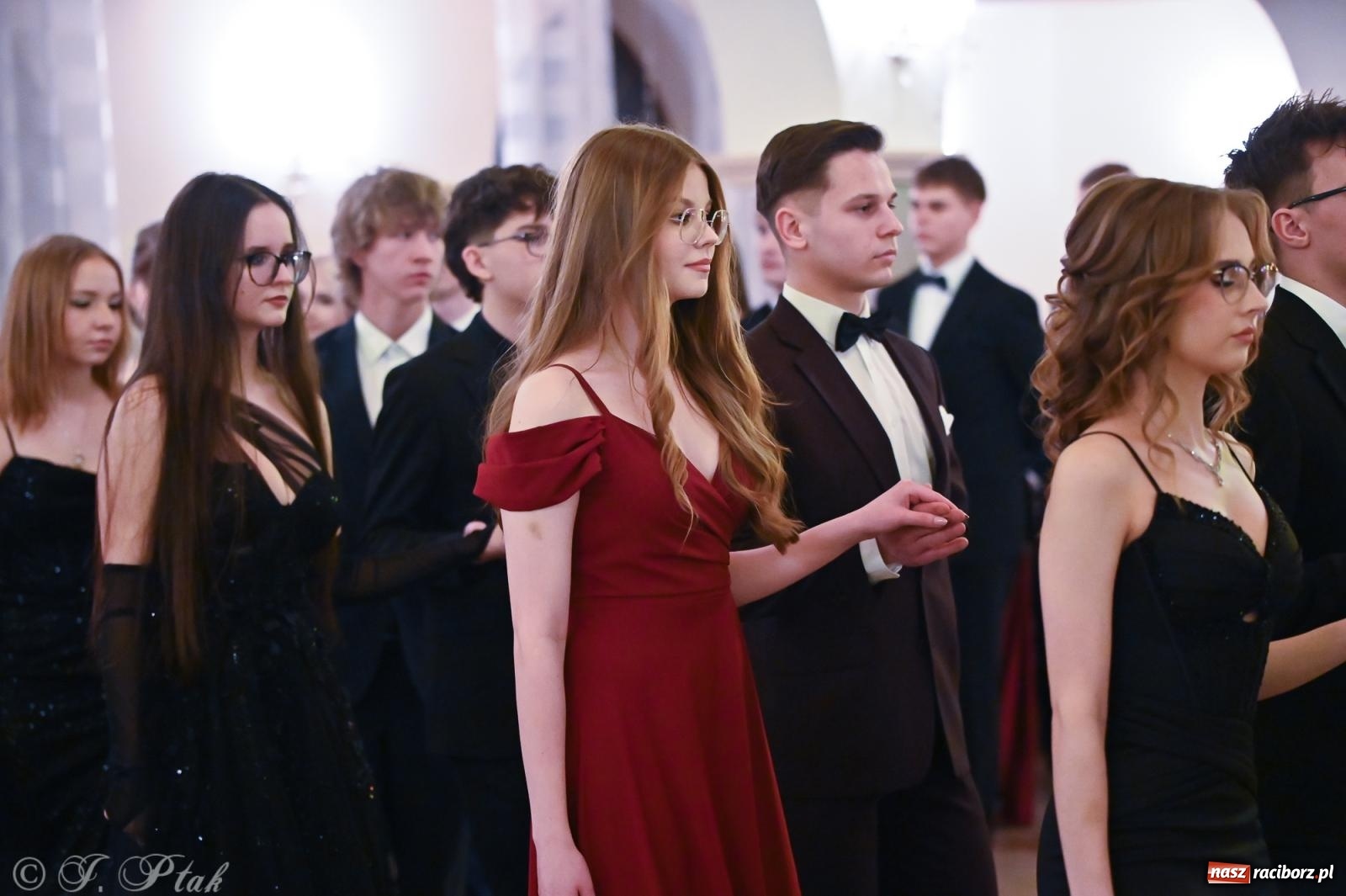 Zdjęcie w galerii na portalu naszraciborz.pl: Razem młodzi przyjaciele! Studniówka II LO z Raciborza [FOTO i WIDEO] wiadomości z regionu