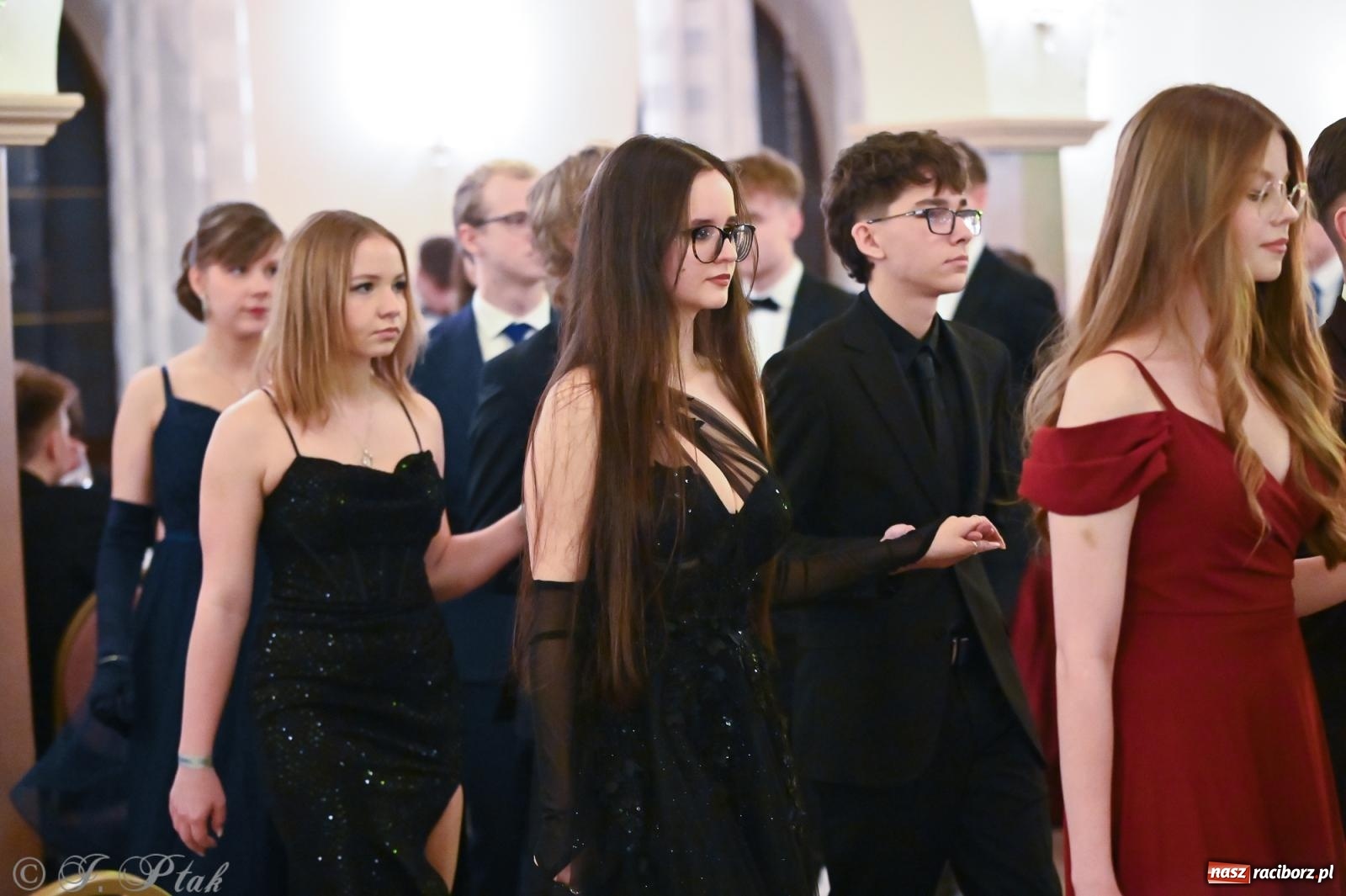 Zdjęcie w galerii na portalu naszraciborz.pl: Razem młodzi przyjaciele! Studniówka II LO z Raciborza [FOTO i WIDEO] wiadomości z regionu