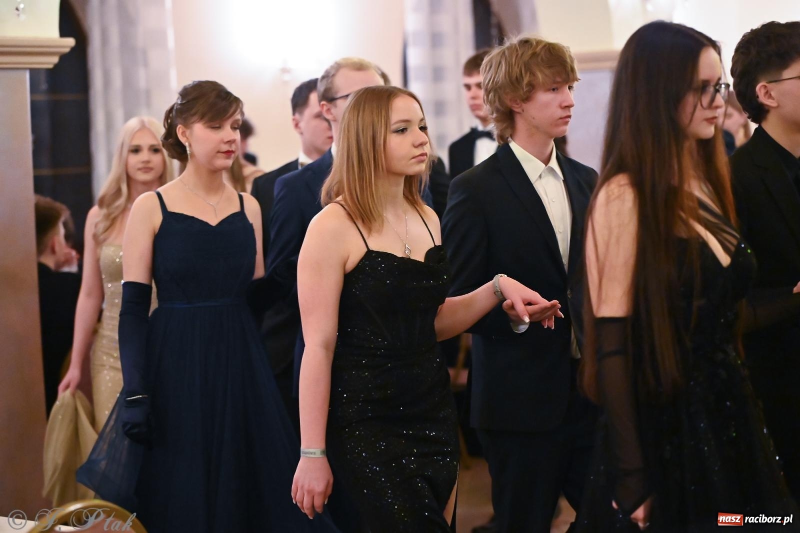 Zdjęcie w galerii na portalu naszraciborz.pl: Razem młodzi przyjaciele! Studniówka II LO z Raciborza [FOTO i WIDEO] wiadomości z regionu