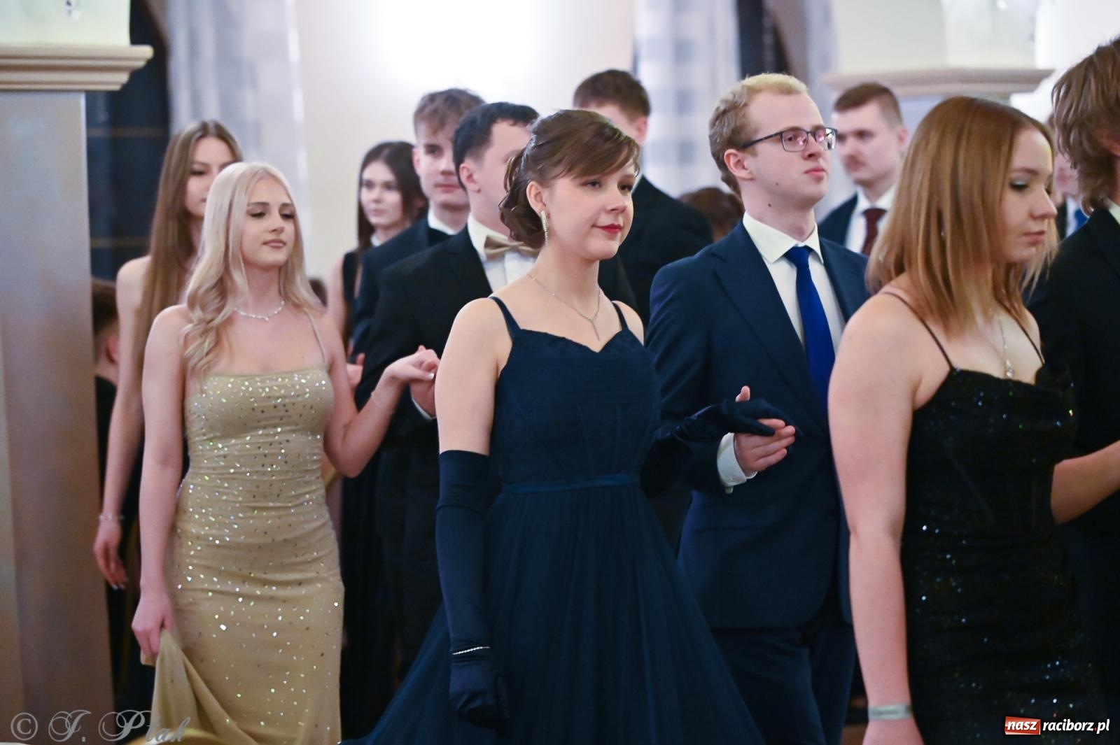 Zdjęcie w galerii na portalu naszraciborz.pl: Razem młodzi przyjaciele! Studniówka II LO z Raciborza [FOTO i WIDEO] wiadomości z regionu