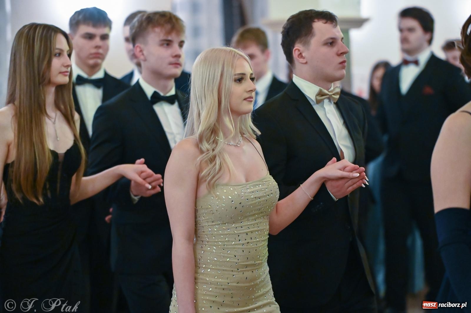 Zdjęcie w galerii na portalu naszraciborz.pl: Razem młodzi przyjaciele! Studniówka II LO z Raciborza [FOTO i WIDEO] wiadomości z regionu