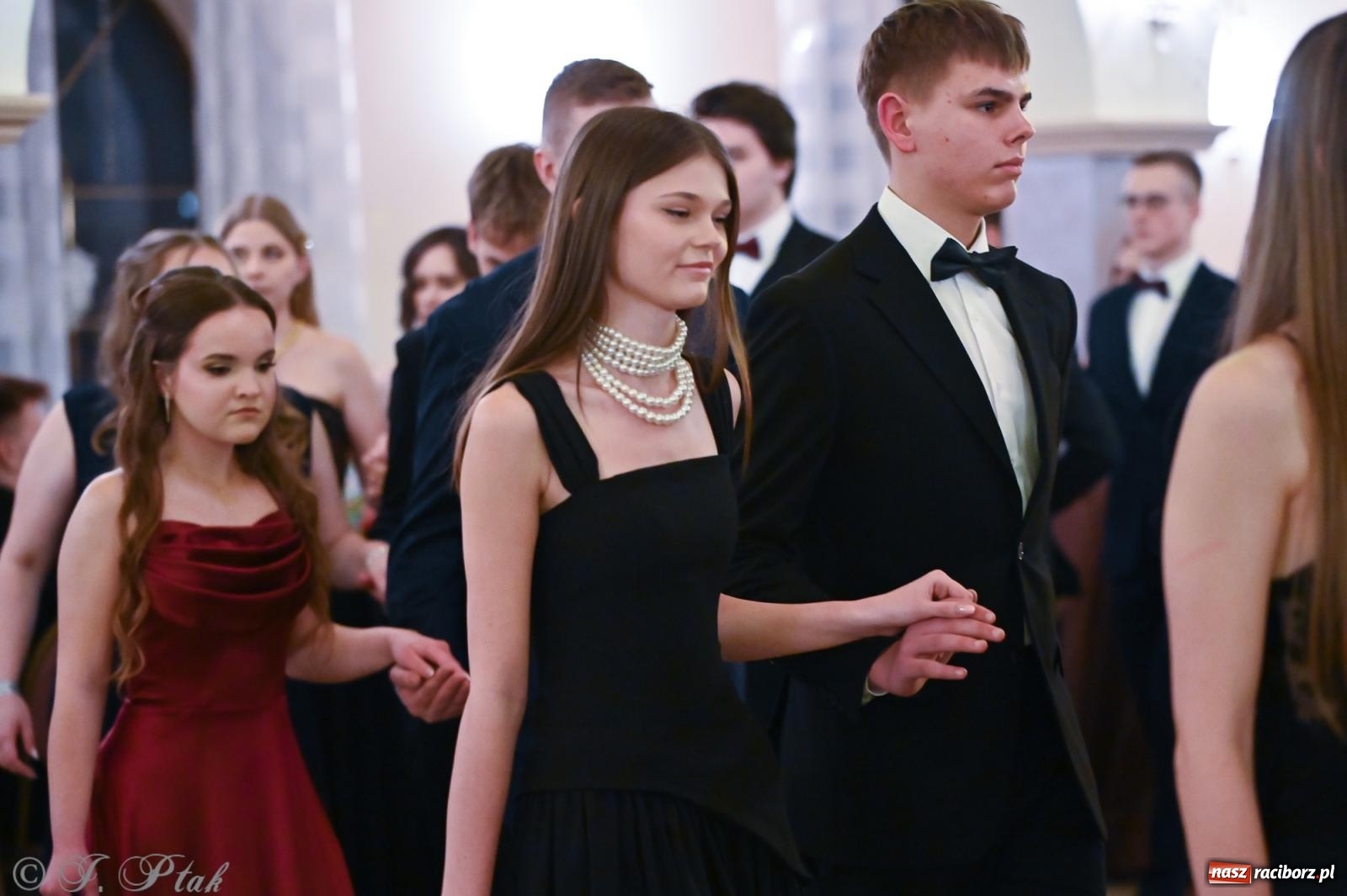 Zdjęcie w galerii na portalu naszraciborz.pl: Razem młodzi przyjaciele! Studniówka II LO z Raciborza [FOTO i WIDEO] wiadomości z regionu