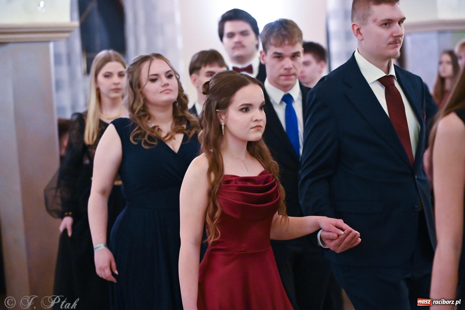 Zdjęcie w galerii na portalu naszraciborz.pl: Razem młodzi przyjaciele! Studniówka II LO z Raciborza [FOTO i WIDEO] wiadomości z regionu