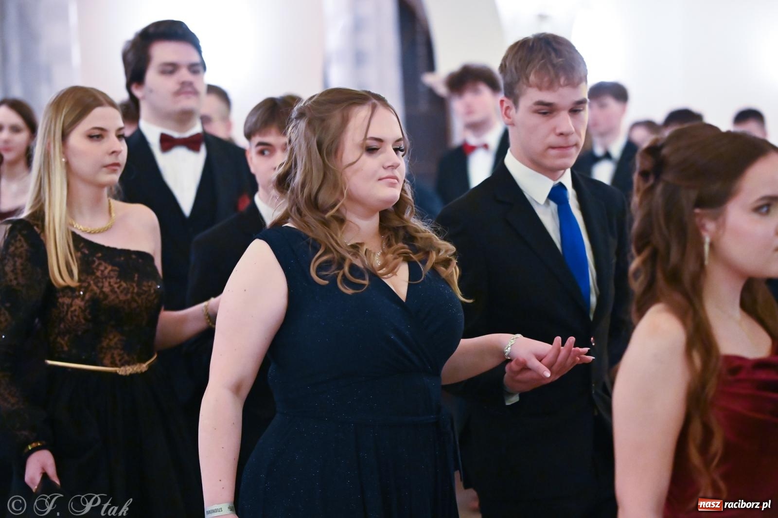 Zdjęcie w galerii na portalu naszraciborz.pl: Razem młodzi przyjaciele! Studniówka II LO z Raciborza [FOTO i WIDEO] wiadomości z regionu