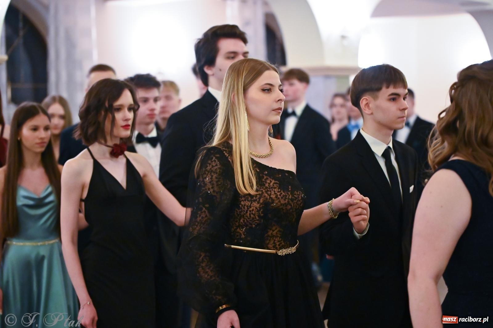 Zdjęcie w galerii na portalu naszraciborz.pl: Razem młodzi przyjaciele! Studniówka II LO z Raciborza [FOTO i WIDEO] wiadomości z regionu