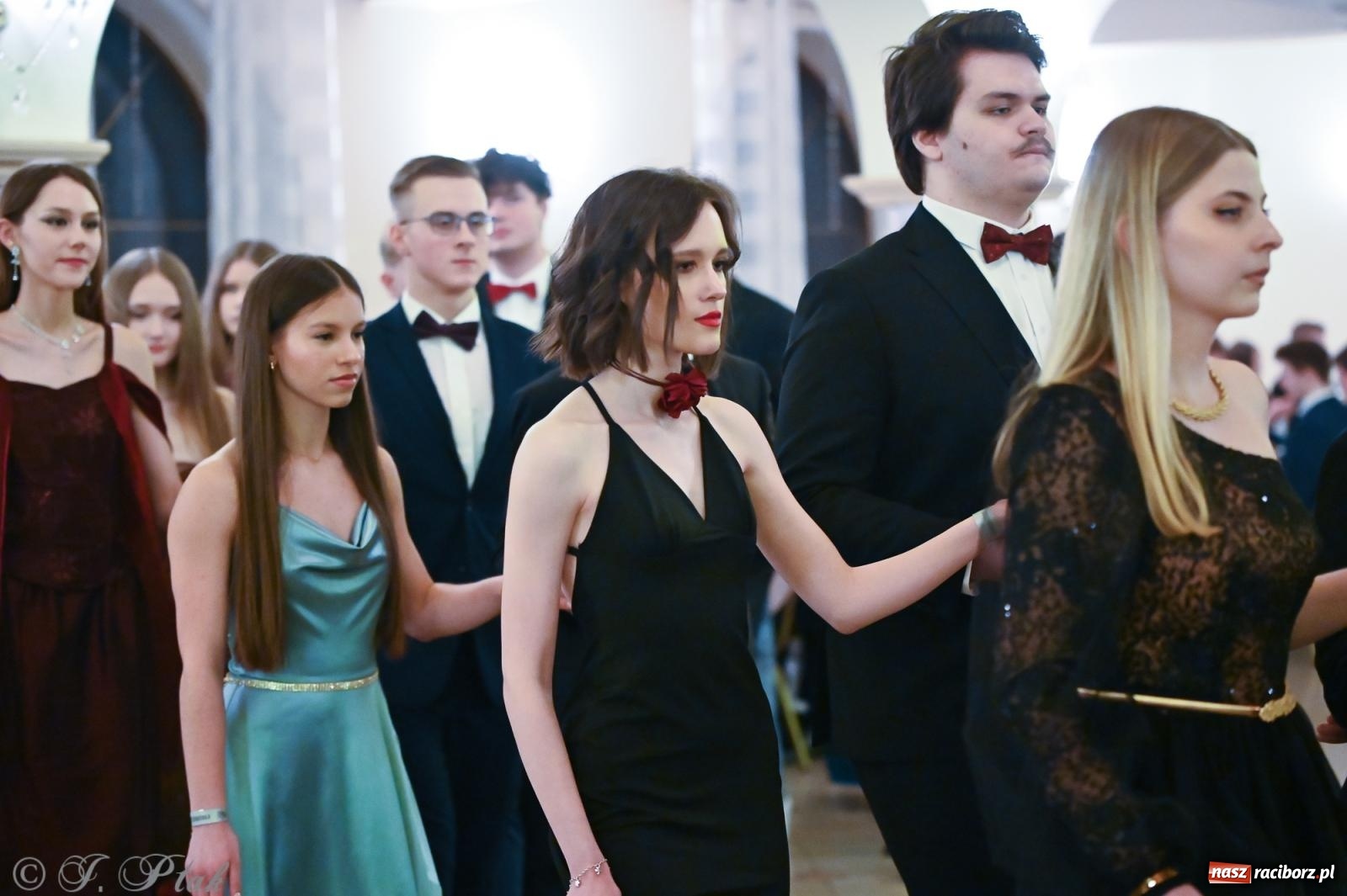 Zdjęcie w galerii na portalu naszraciborz.pl: Razem młodzi przyjaciele! Studniówka II LO z Raciborza [FOTO i WIDEO] wiadomości z regionu