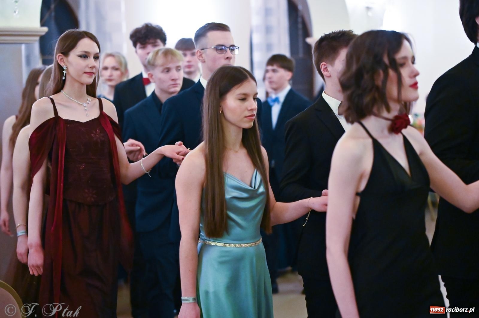 Zdjęcie w galerii na portalu naszraciborz.pl: Razem młodzi przyjaciele! Studniówka II LO z Raciborza [FOTO i WIDEO] wiadomości z regionu