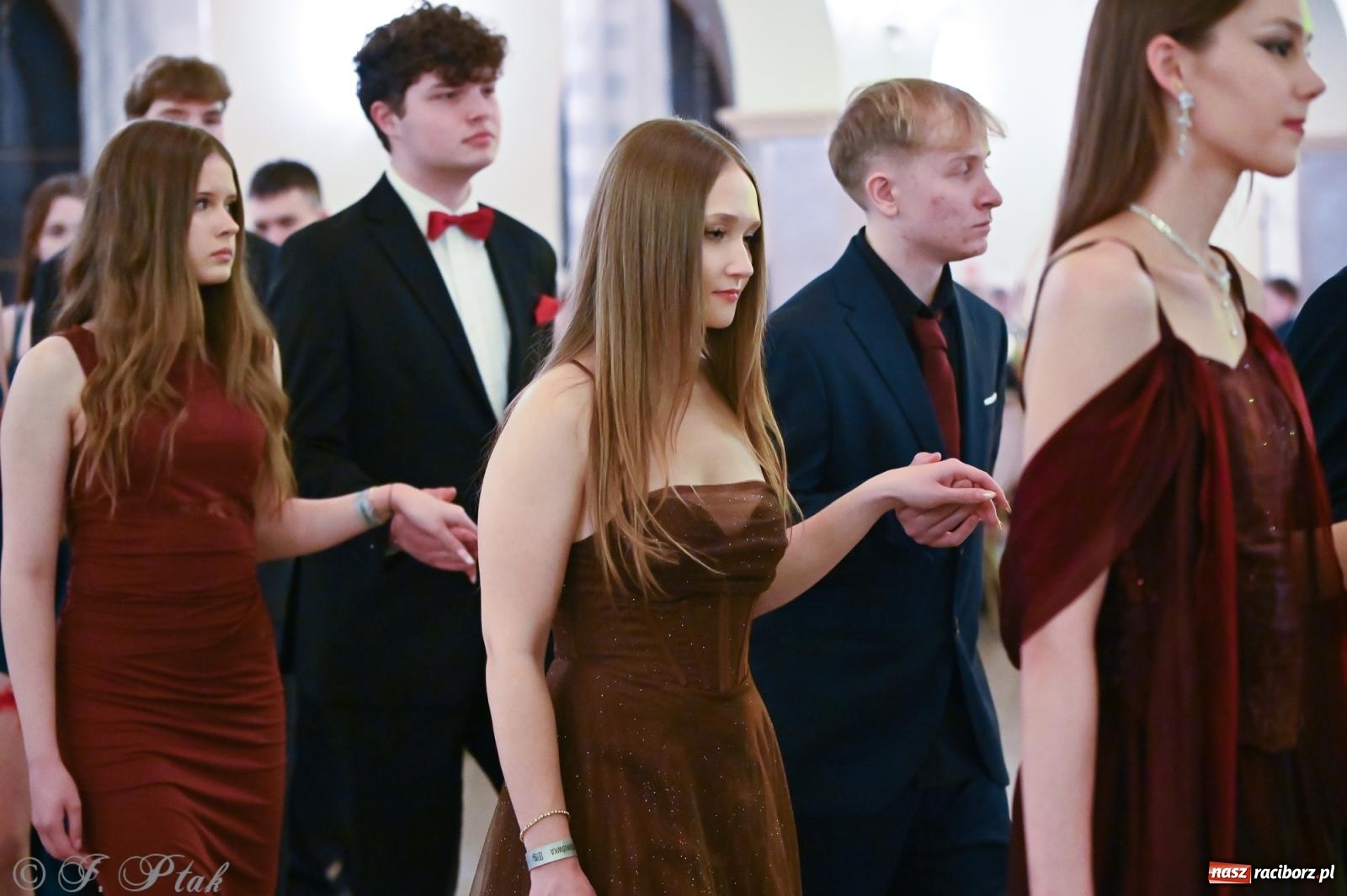 Zdjęcie w galerii na portalu naszraciborz.pl: Razem młodzi przyjaciele! Studniówka II LO z Raciborza [FOTO i WIDEO] wiadomości z regionu