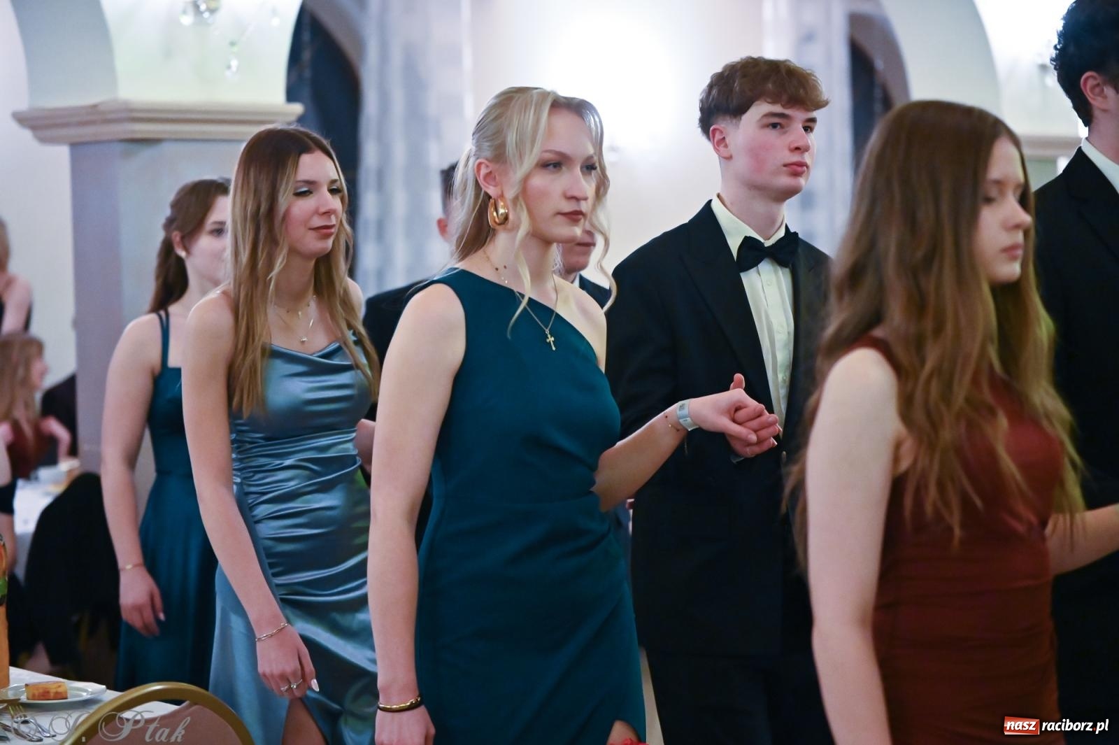 Zdjęcie w galerii na portalu naszraciborz.pl: Razem młodzi przyjaciele! Studniówka II LO z Raciborza [FOTO i WIDEO] wiadomości z regionu