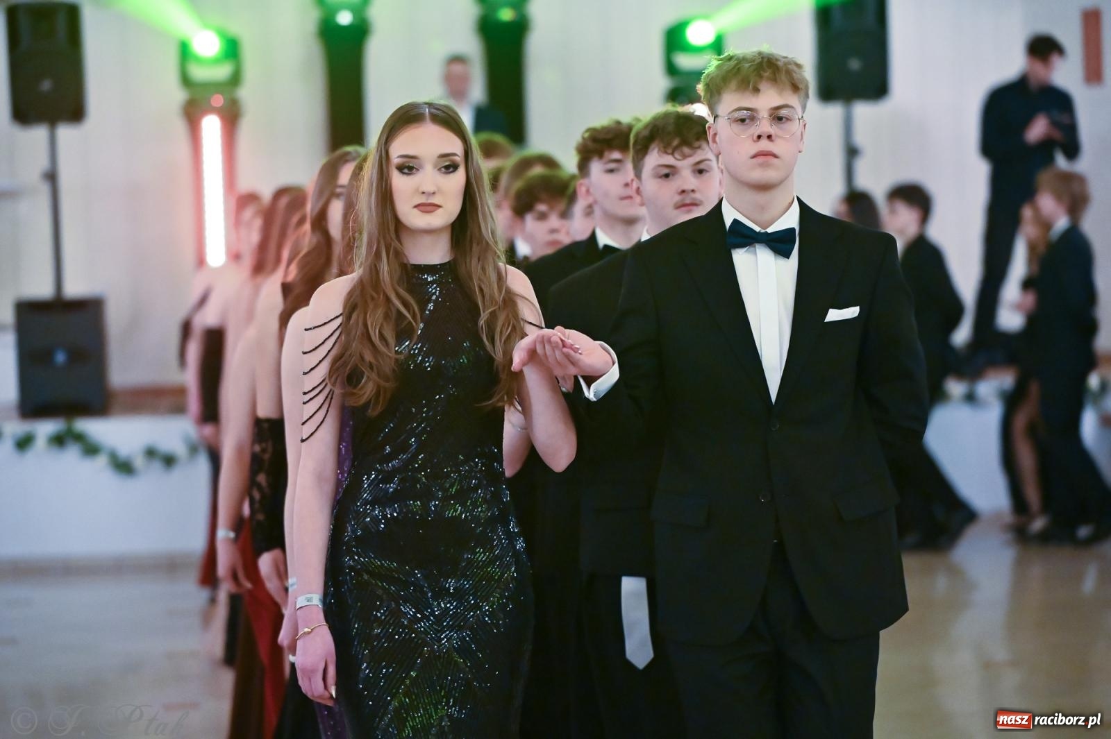 Zdjęcie w galerii na portalu naszraciborz.pl: Razem młodzi przyjaciele! Studniówka II LO z Raciborza [FOTO i WIDEO] wiadomości z regionu